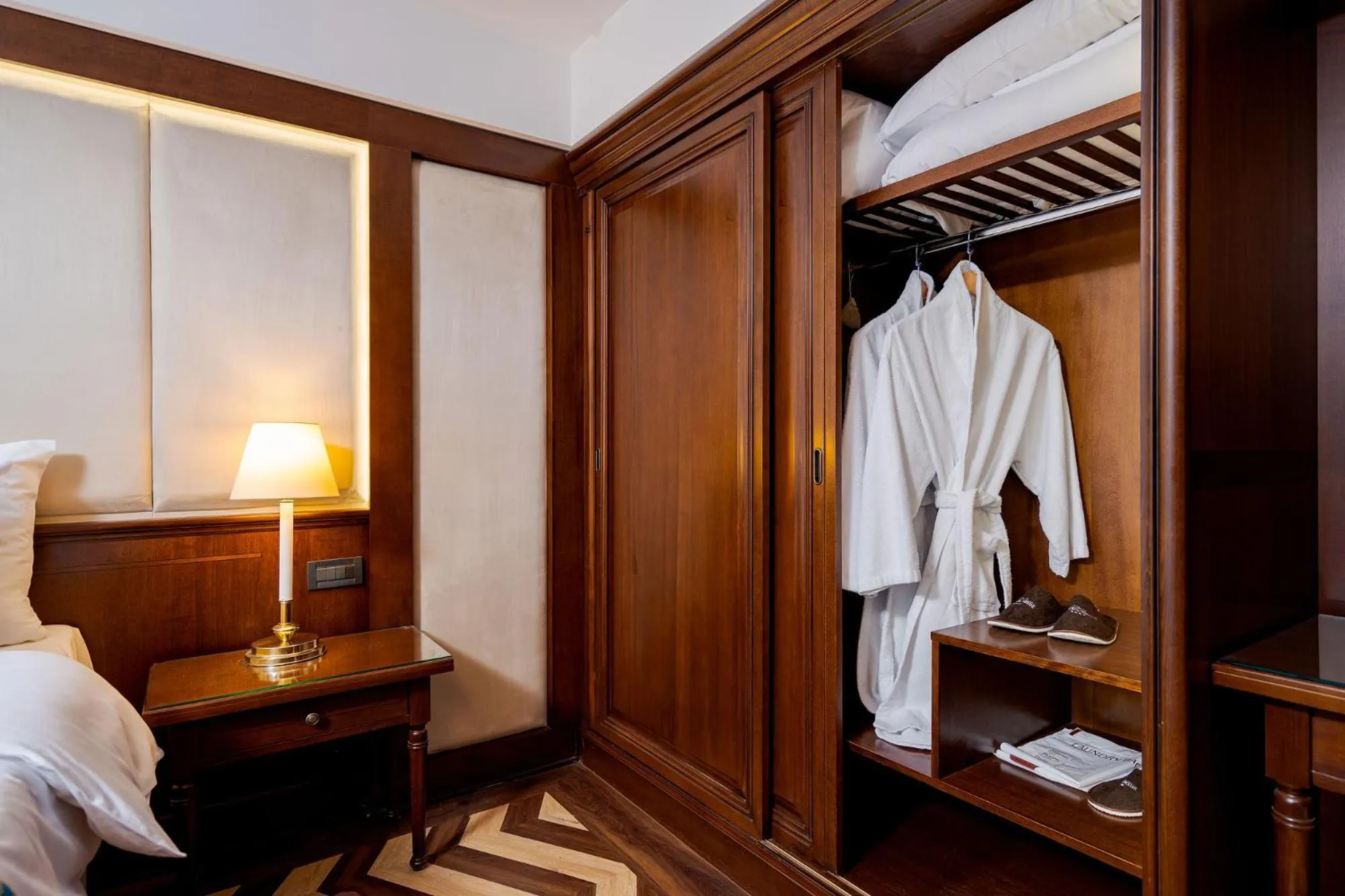 wardrobe, Bed in Hotel International
