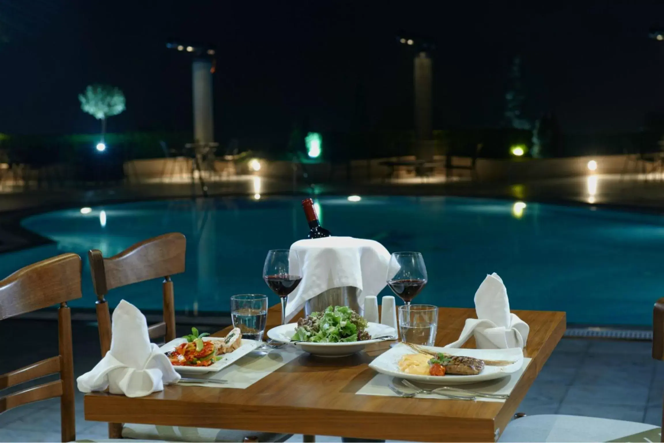 Restaurant/places to eat, Swimming Pool in Royal Hotel Thessaloniki