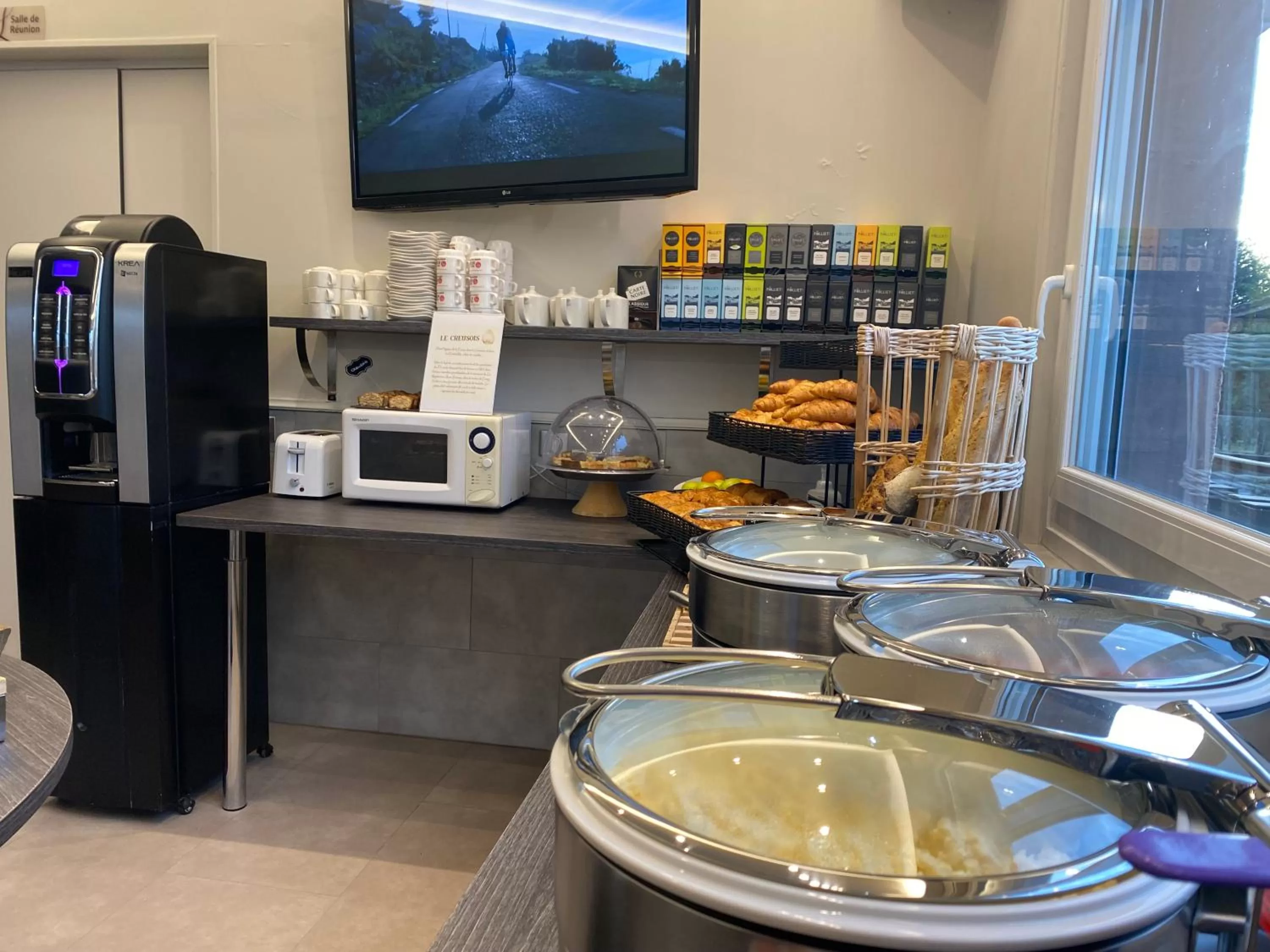 Breakfast in Logis Hôtel Centrotel et Spa Bulles d'Allier