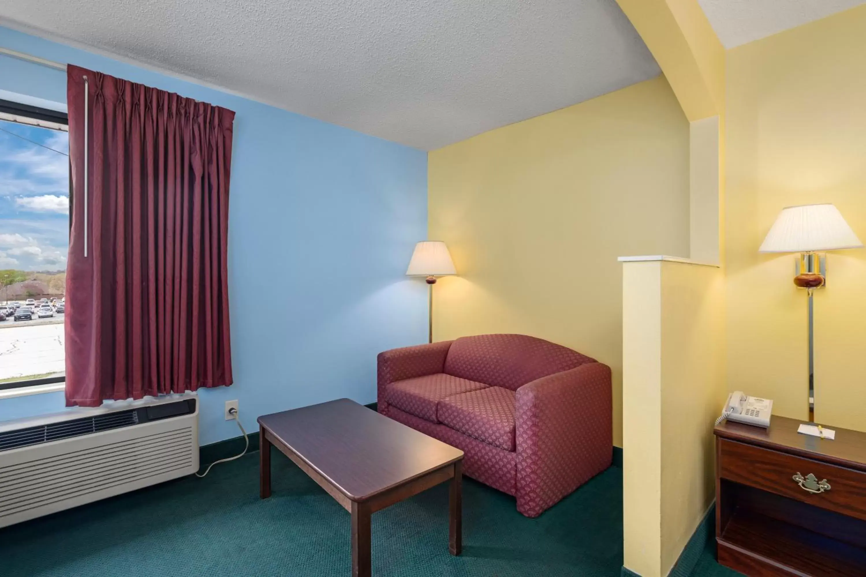 Bed, Seating Area in Days Inn by Wyndham Battlefield Rd/Hwy 65