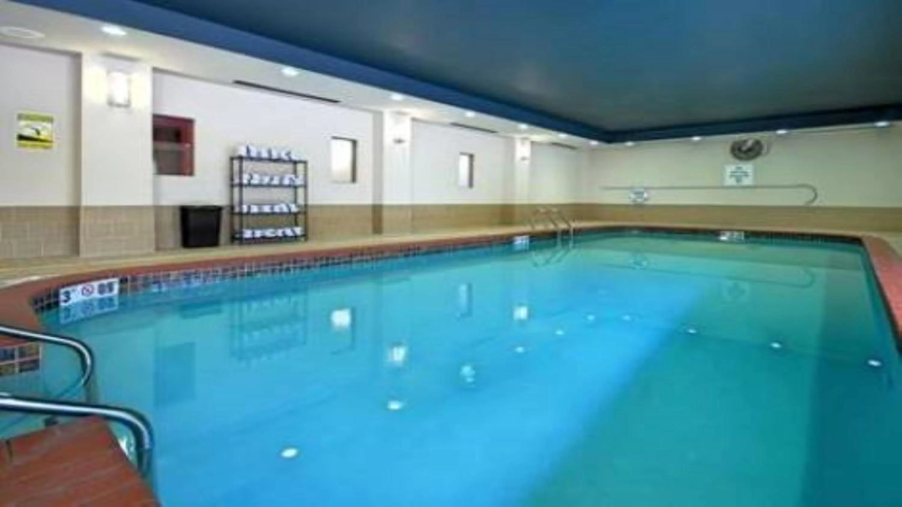 Swimming pool in Holiday Inn Express - Canyon by IHG