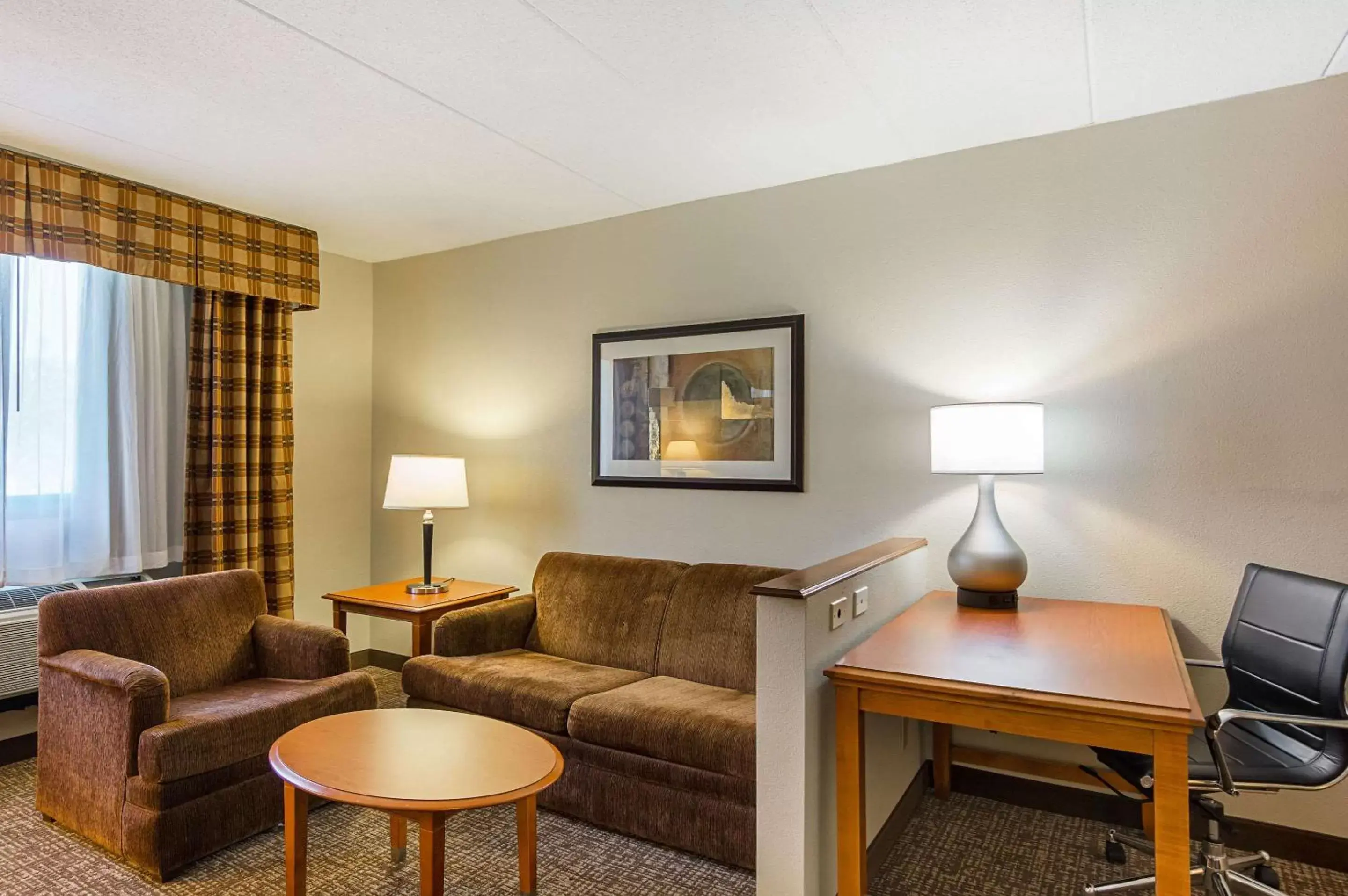 Photo of the whole room, Seating Area in Comfort Inn Herndon-Reston