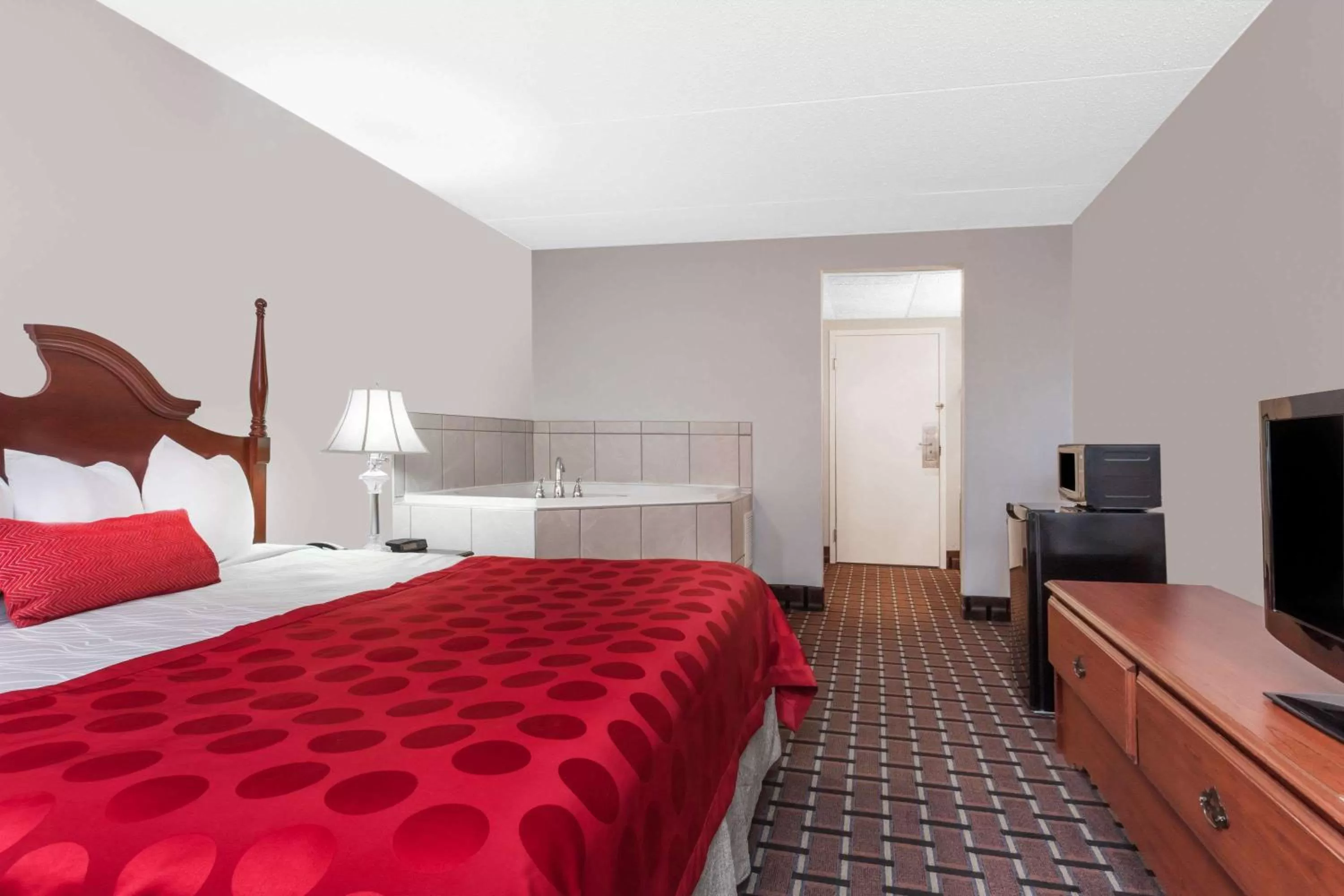 Photo of the whole room, Bed in Ramada by Wyndham Henderson/Evansville