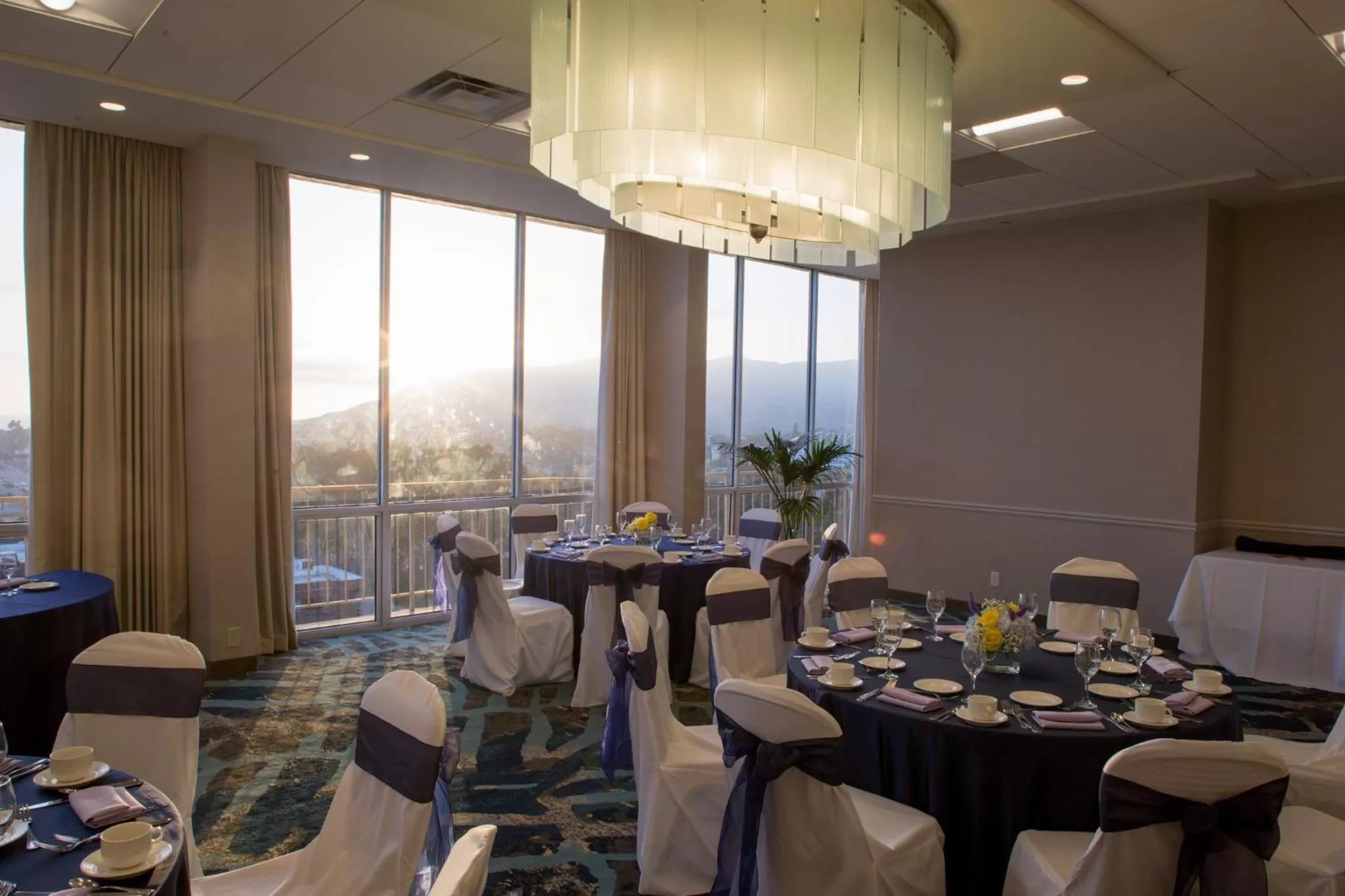 Meeting/conference room in Crowne Plaza Ventura Beach by IHG
