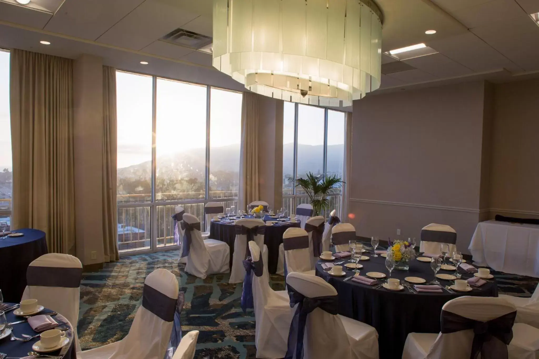 Meeting/conference room, Restaurant/Places to Eat in Crowne Plaza Hotel Ventura Beach, an IHG Hotel