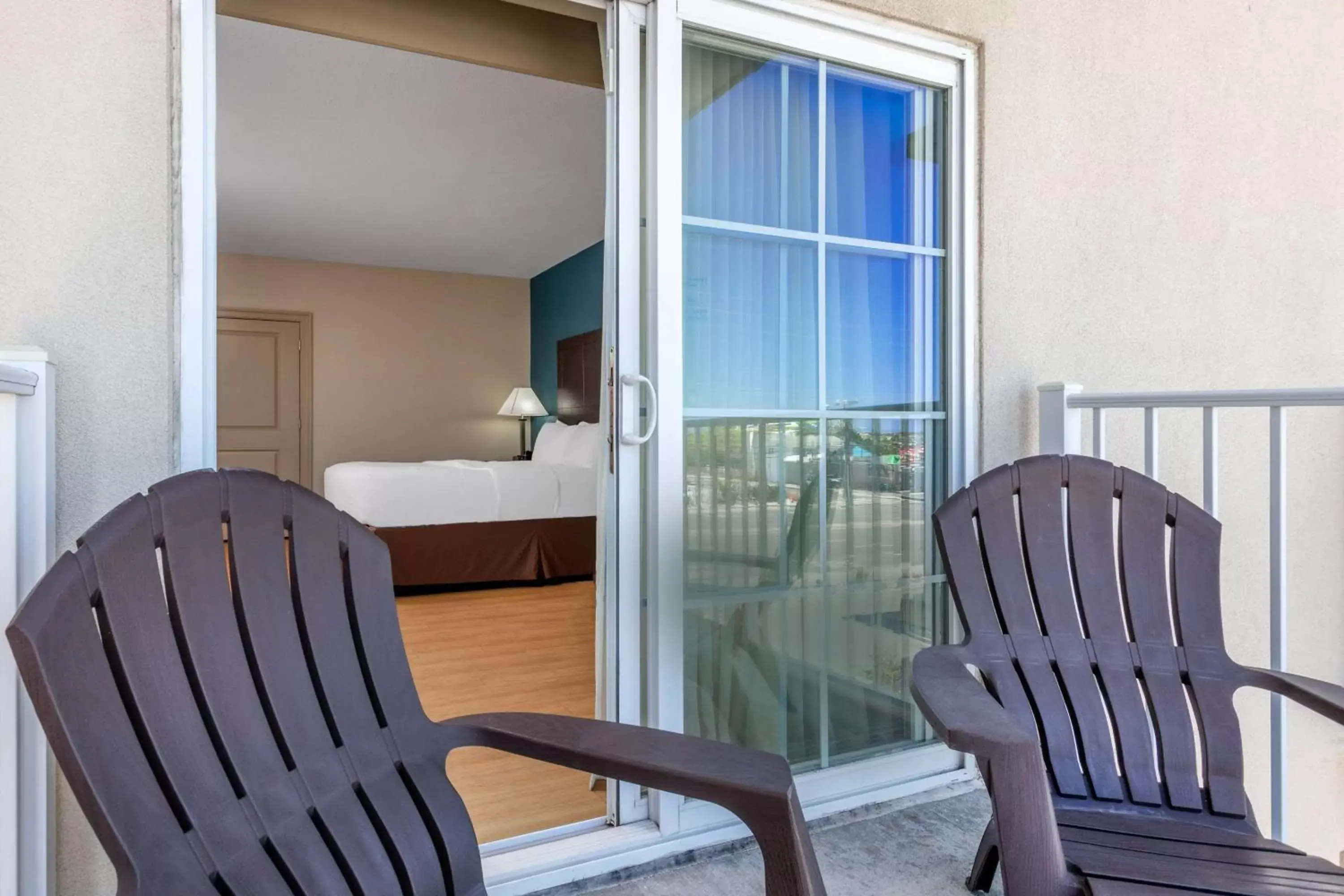 Bedroom, Balcony/Terrace in La Quinta by Wyndham Ocean City