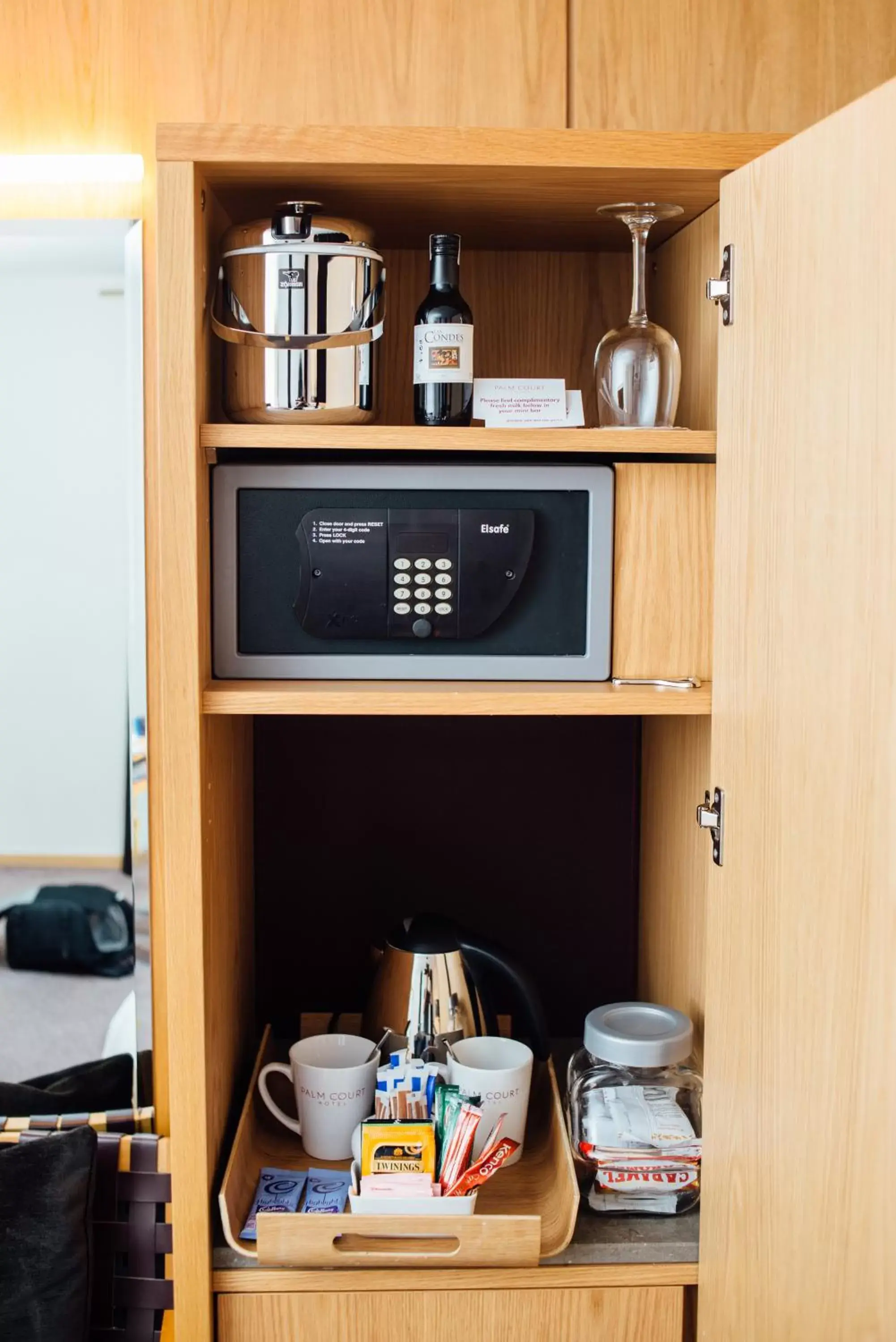 Bedroom, Coffee/Tea Facilities in Palm Court Hotel