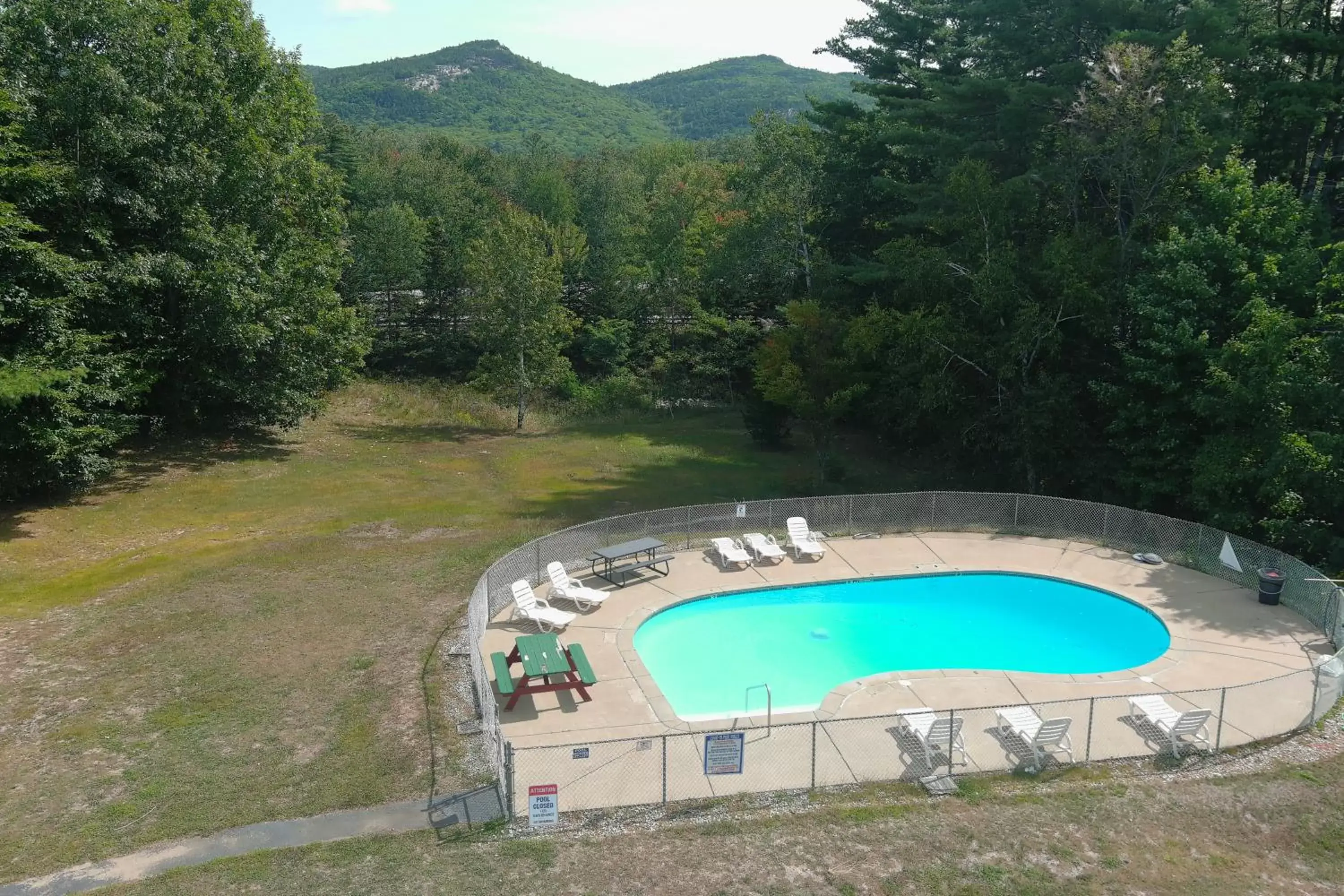 Pool view in Colonial Motel Pool view in Colonial Motel