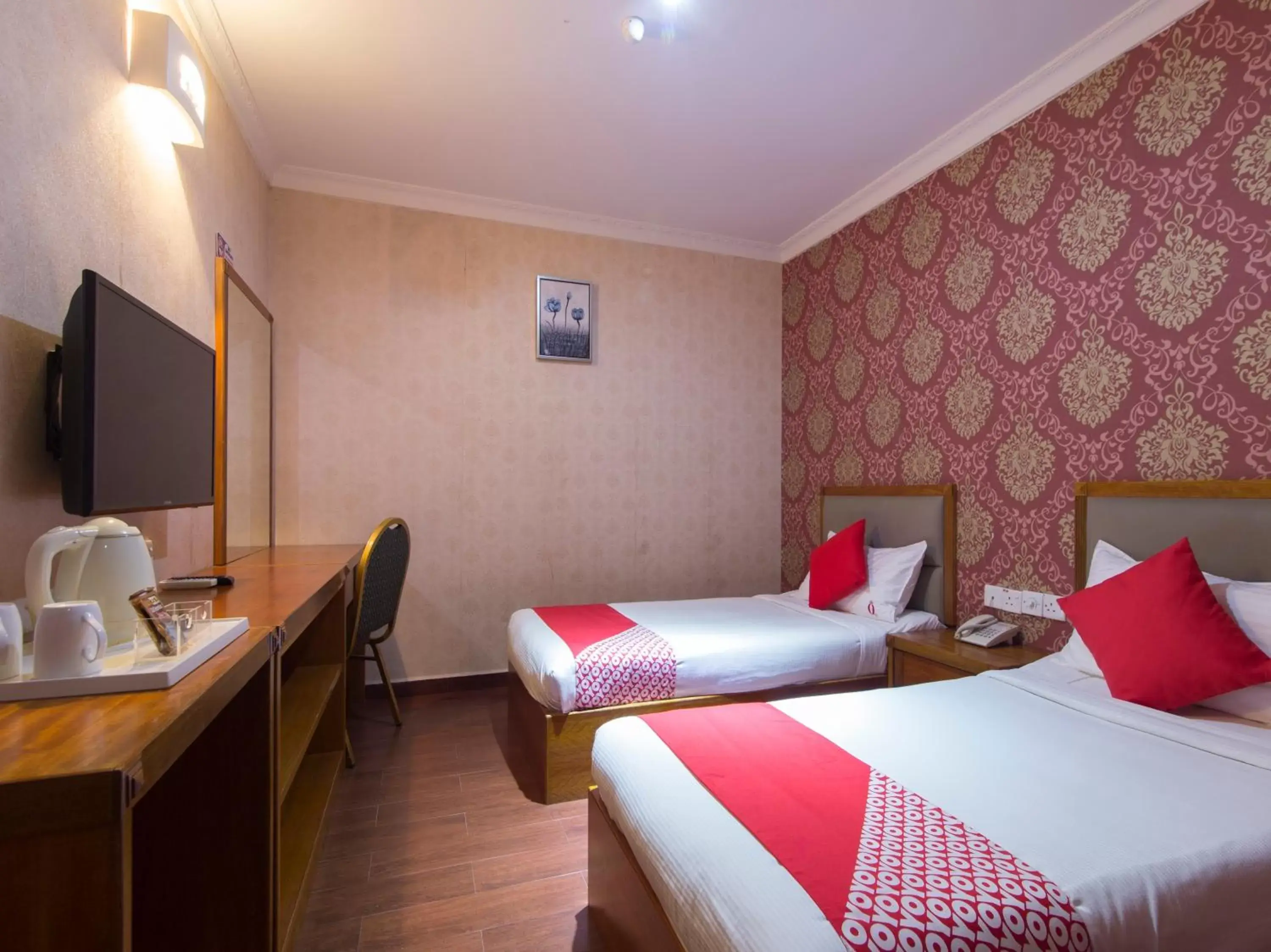 Bedroom, Bed in Super OYO 998 Queen City Hotel