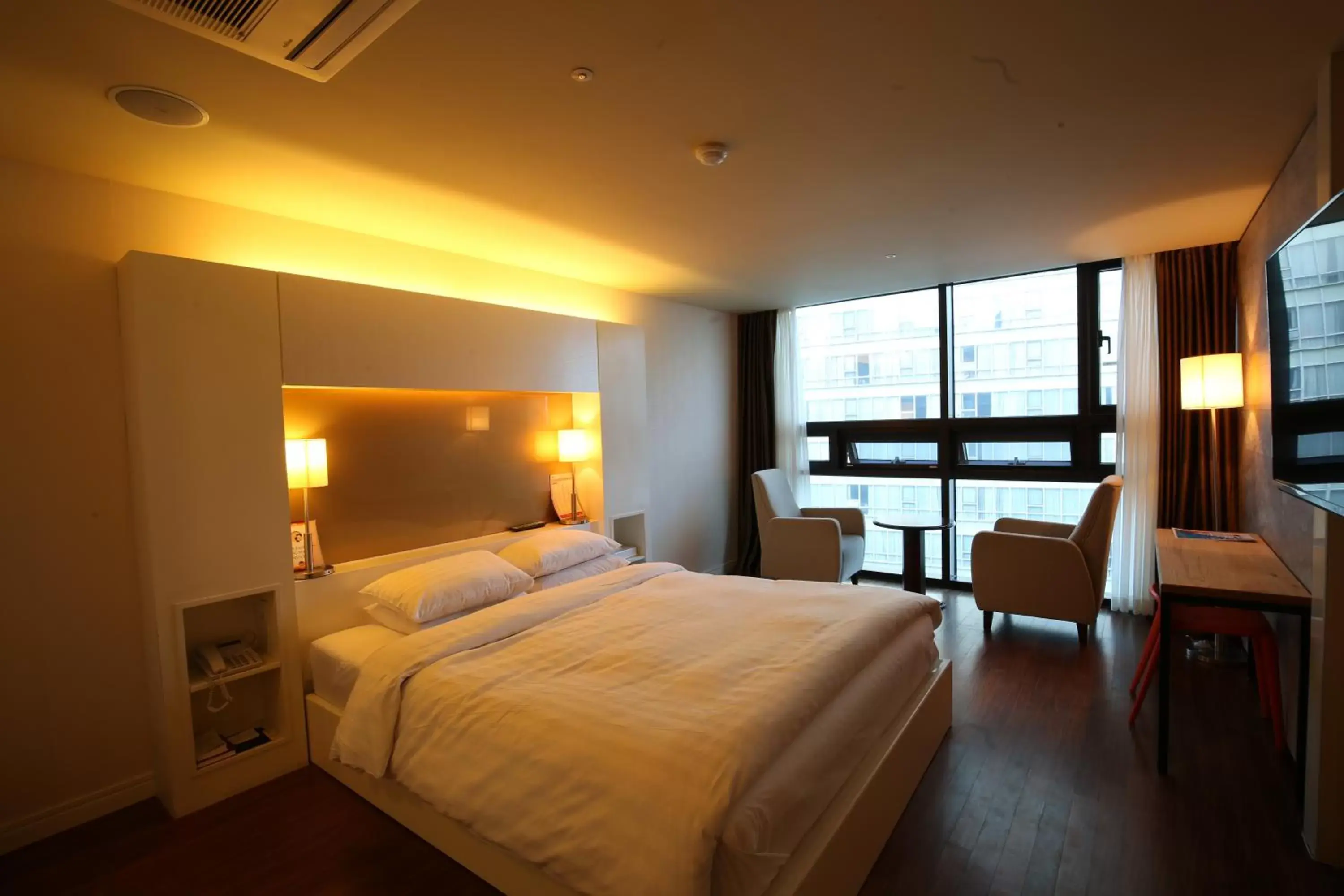 Bed in Sunset Business Hotel