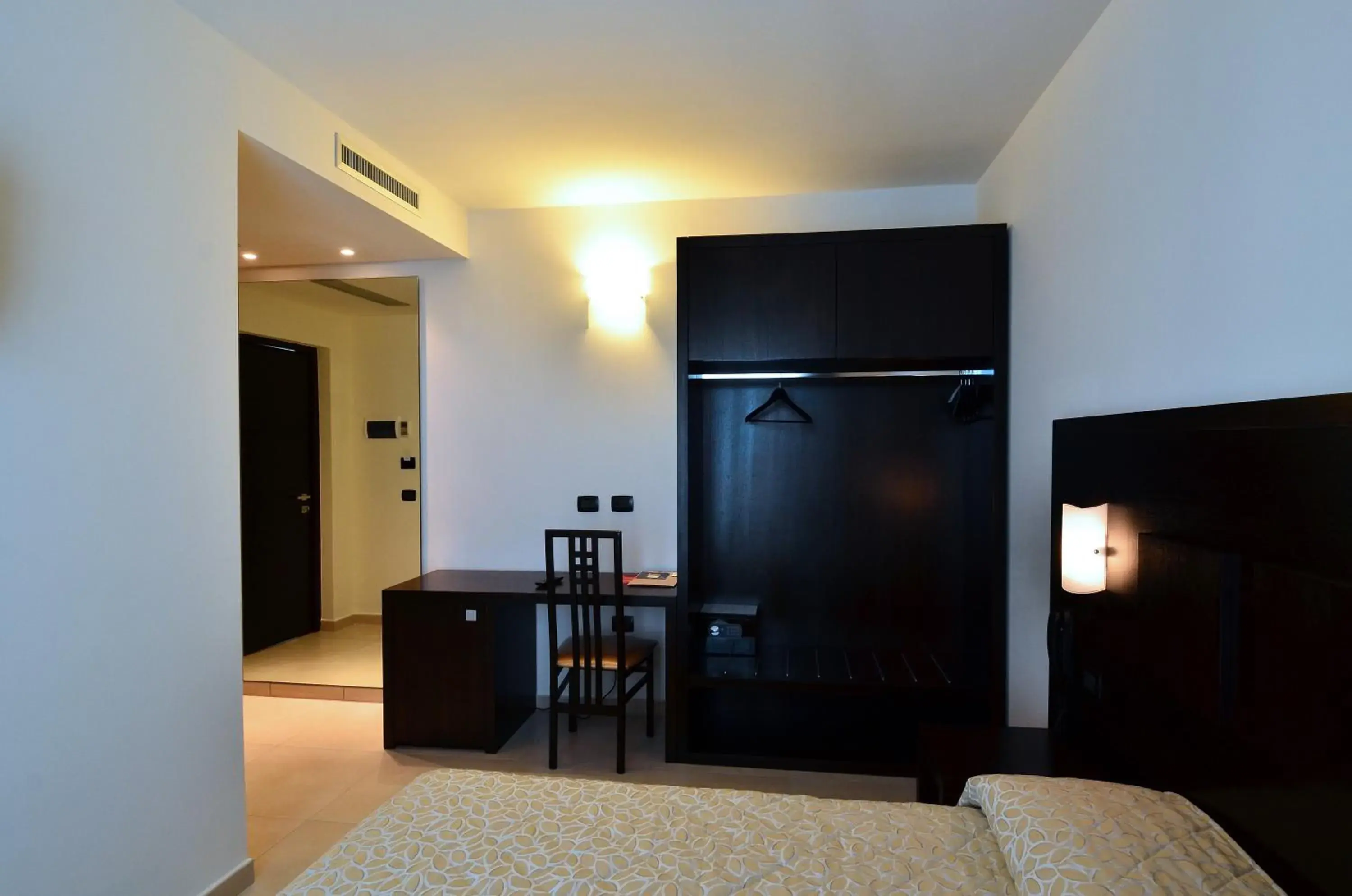 Bed, TV/Entertainment Center in Hotel I Crespi