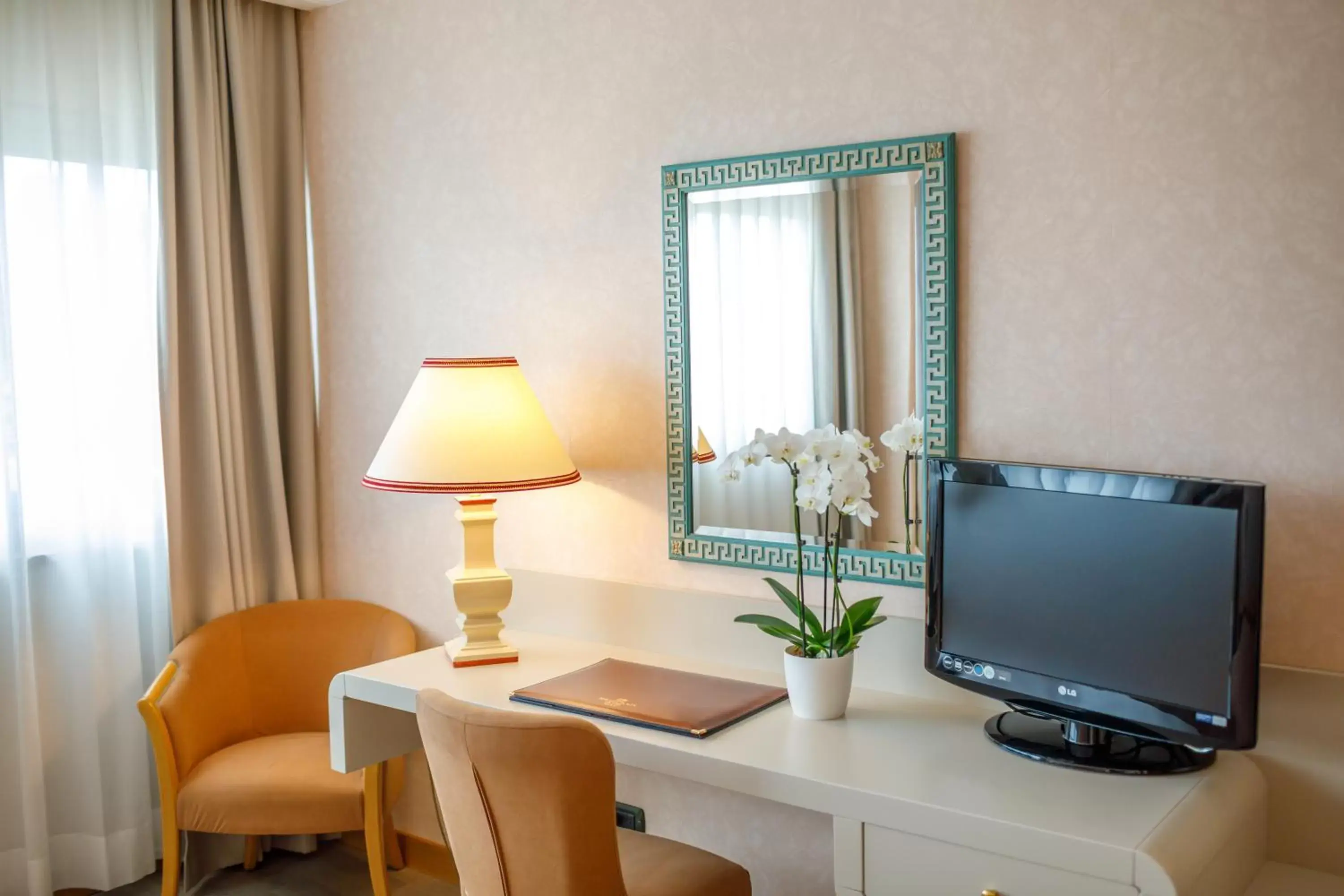 Bedroom, TV/Entertainment Center in Perugia Plaza Hotel
