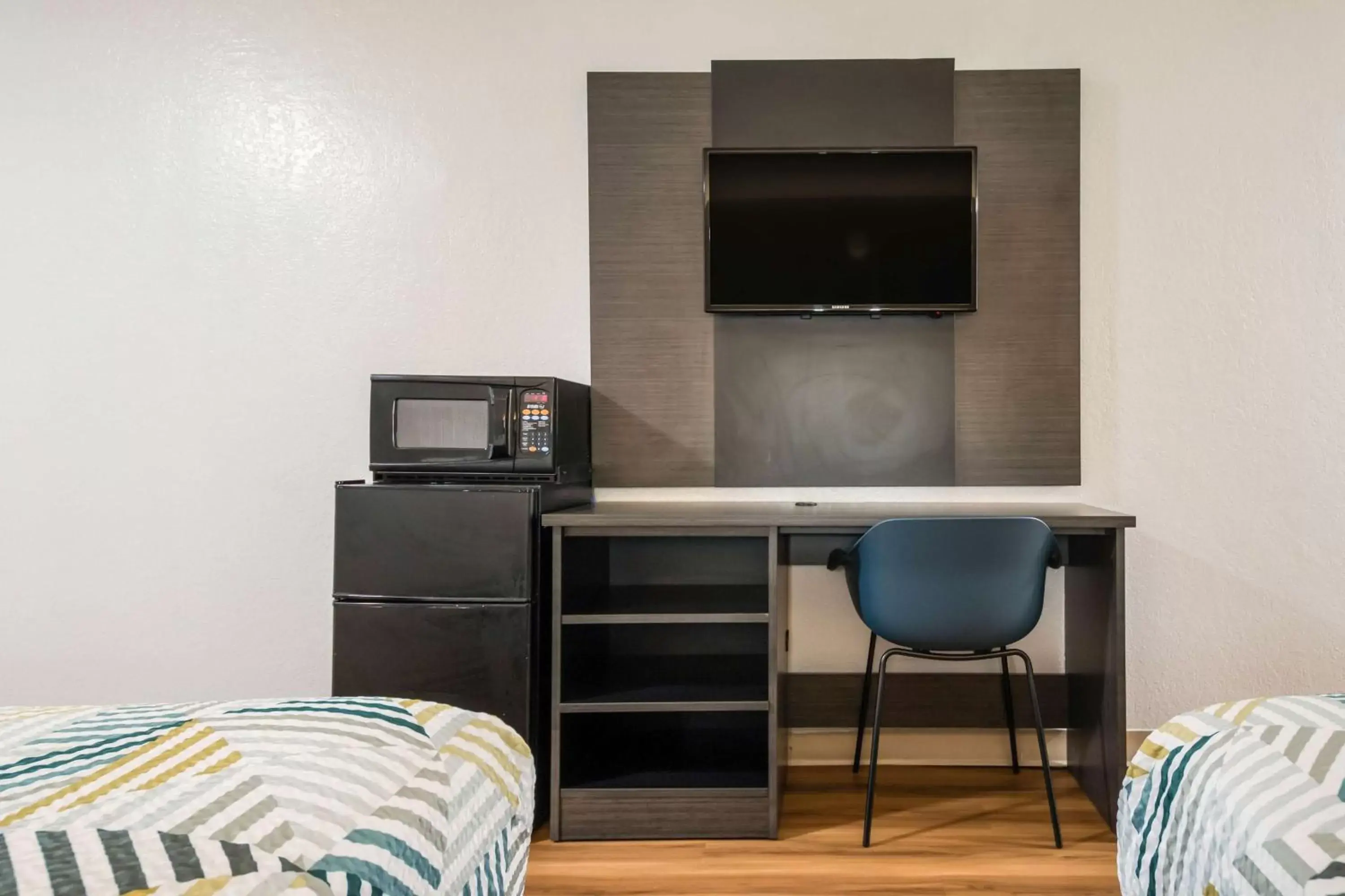 Photo of the whole room, TV/Entertainment Center in Motel 6-Laredo, TX - North I-35