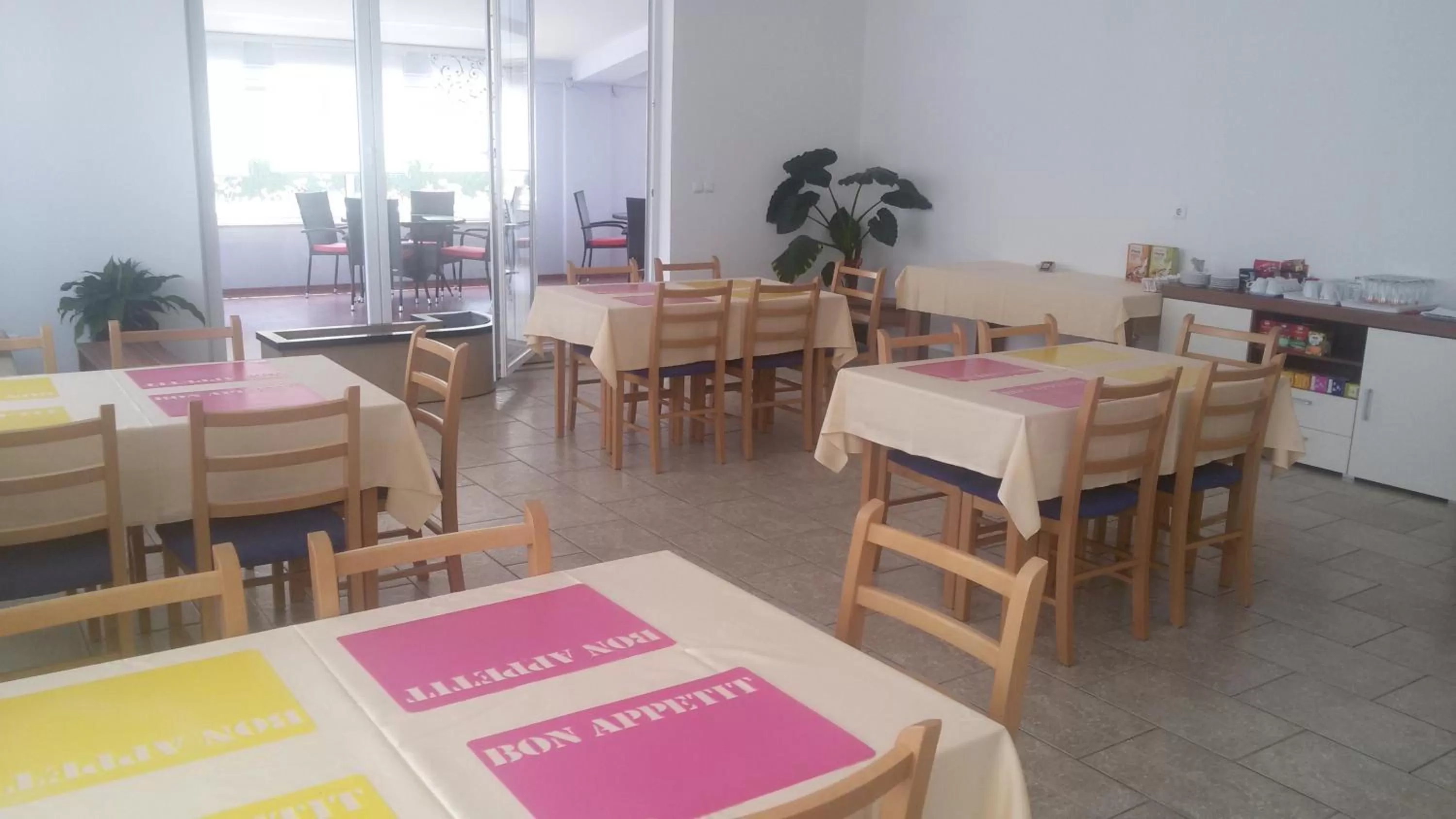 Restaurant/places to eat in Motel Maks