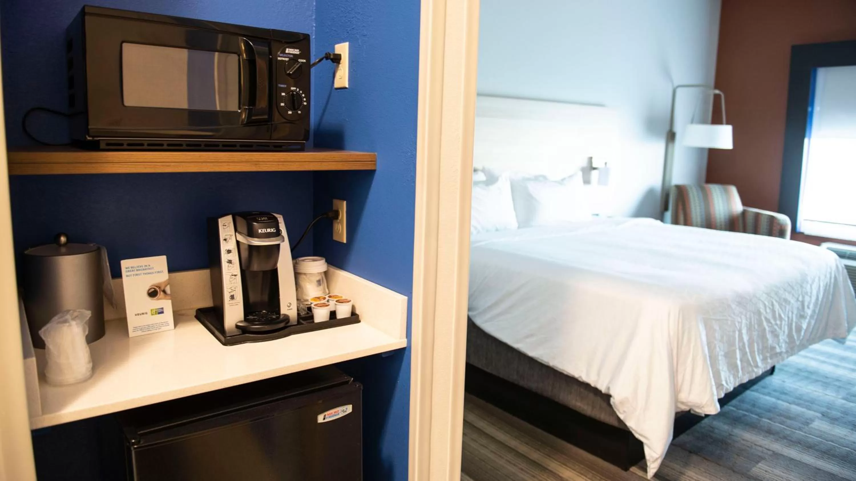 Photo of the whole room, Bed in Holiday Inn Express Hotel & Suites Sedalia by IHG