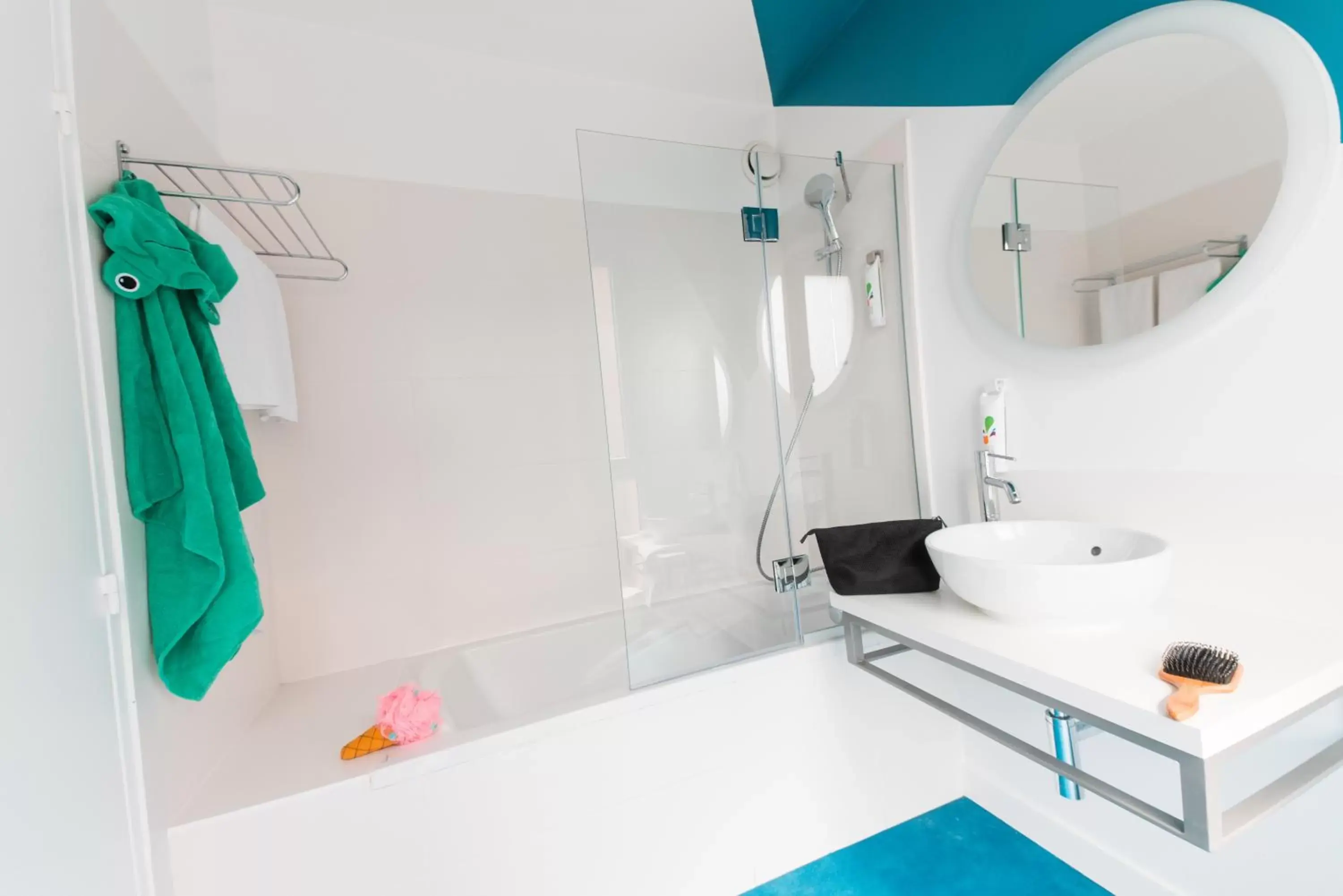 Shower, Bathroom in ibis Styles Toulon Centre Port