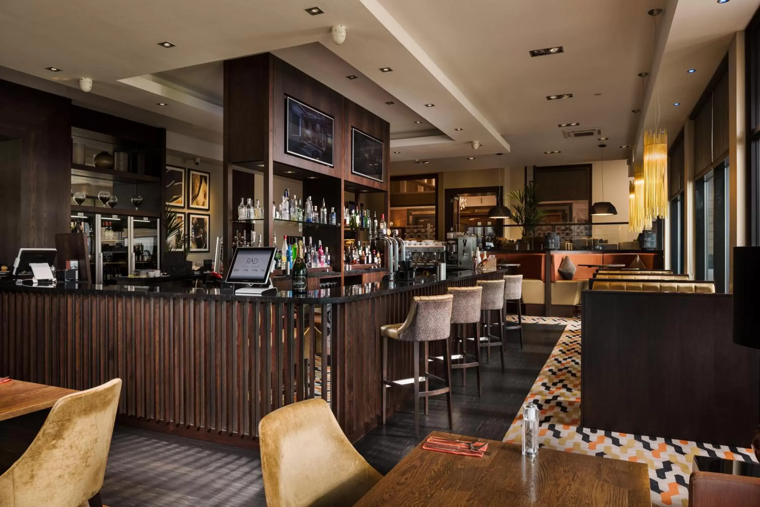 Lounge or bar, Restaurant/Places to Eat in Radstone Hotel