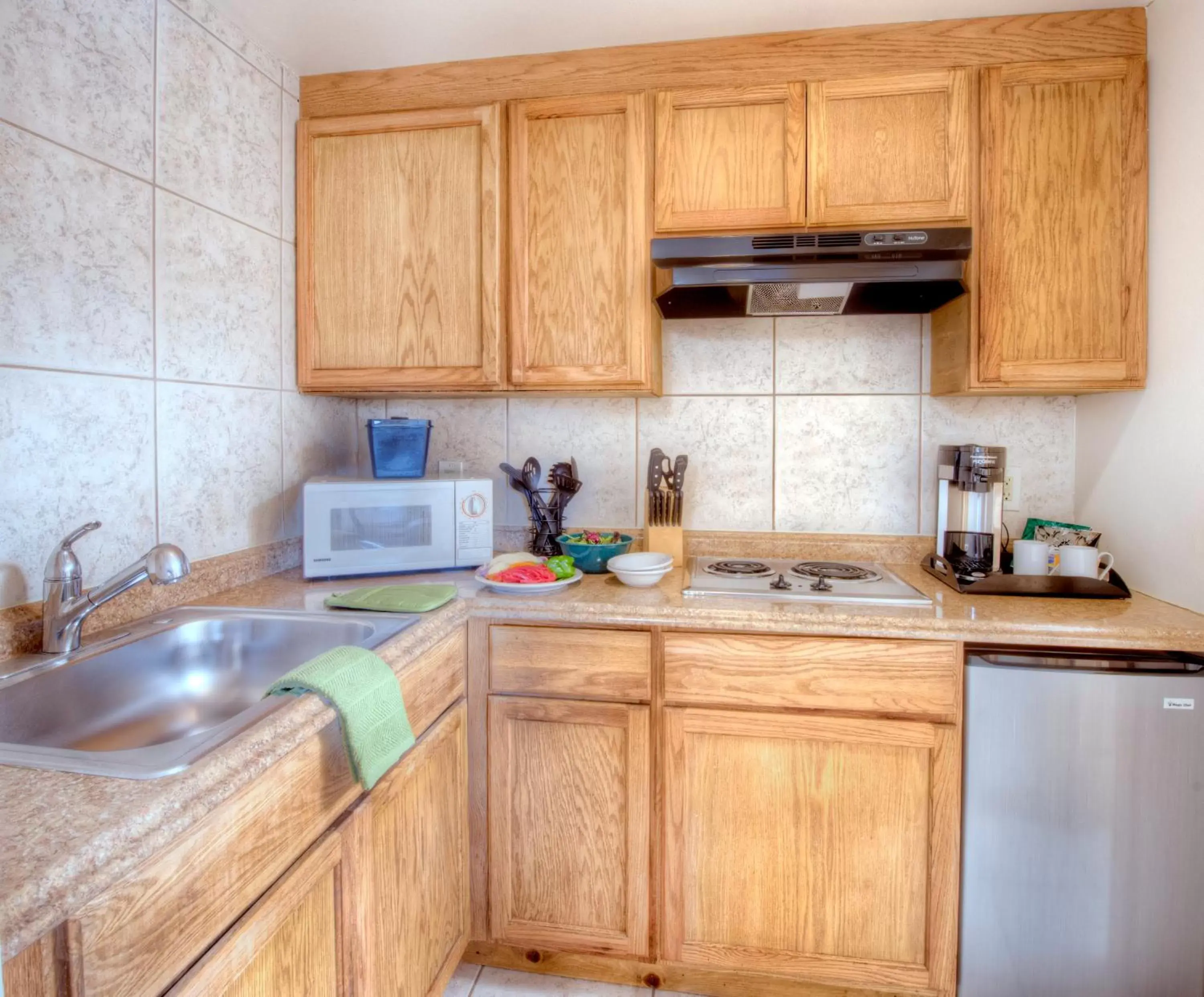 Kitchen or kitchenette, Kitchen/Kitchenette in Elk Refuge Inn