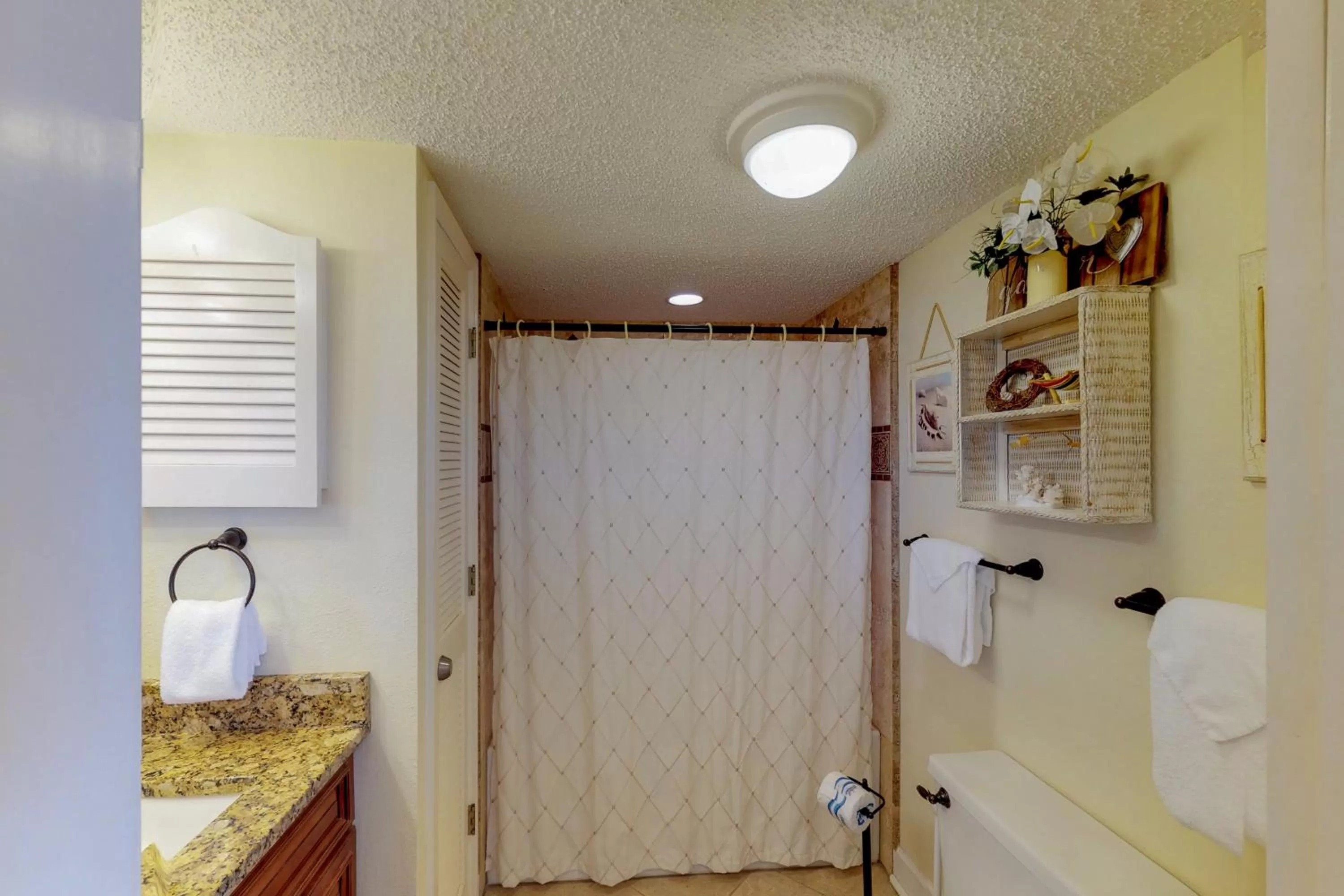 Bathroom in Seachase 704E