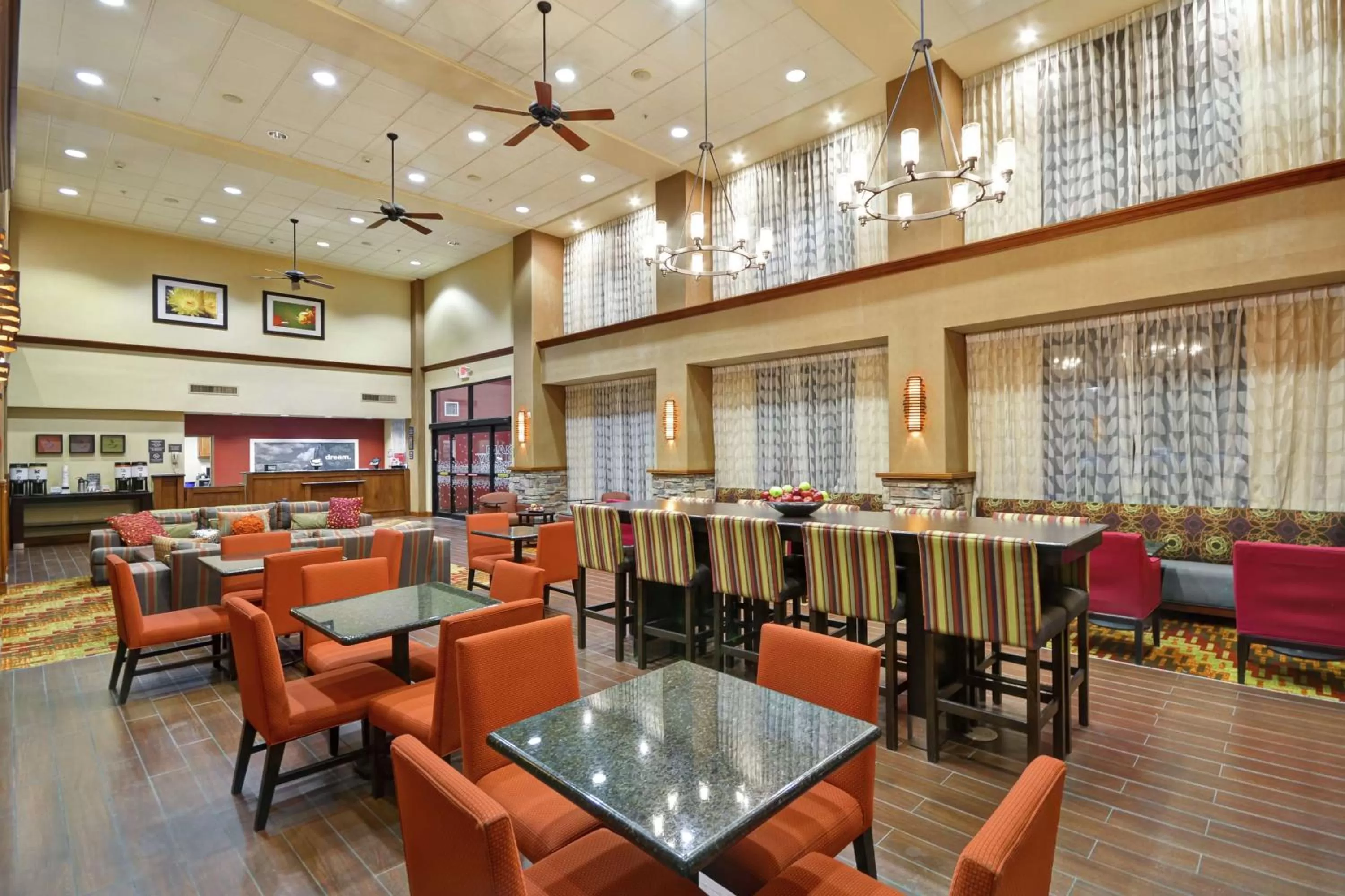 Dining area in Hampton Inn & Suites Yuma