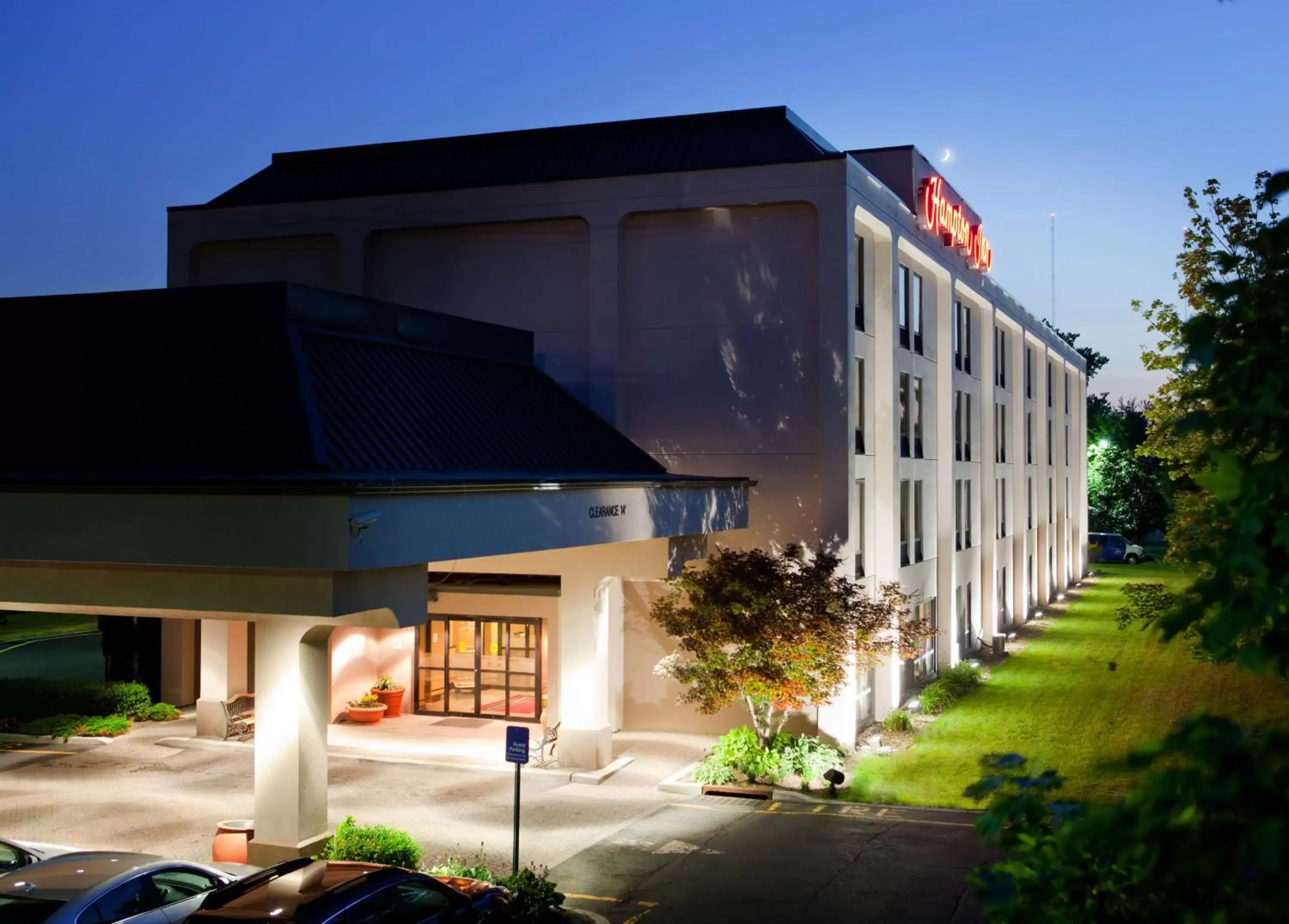 Property Building in Hampton Inn Ridgefield Park