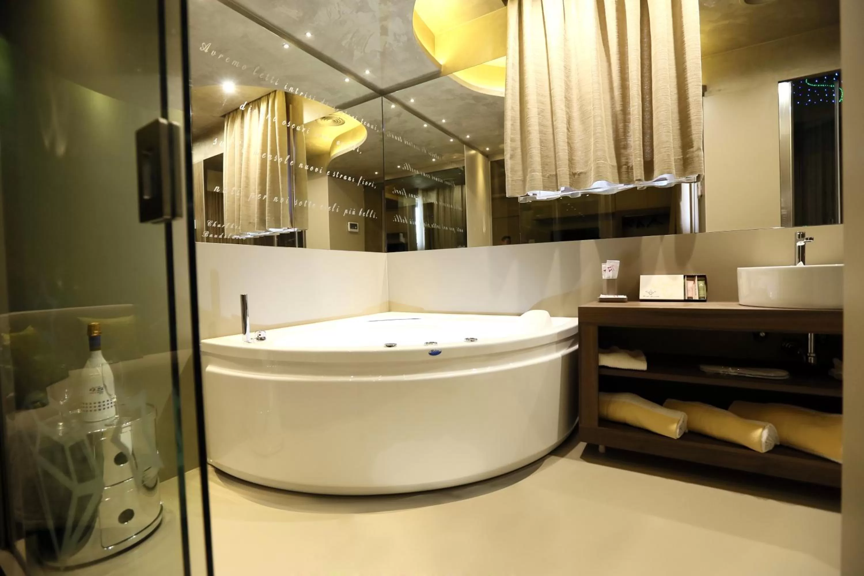 Hot Tub in Hotel Smeraldo