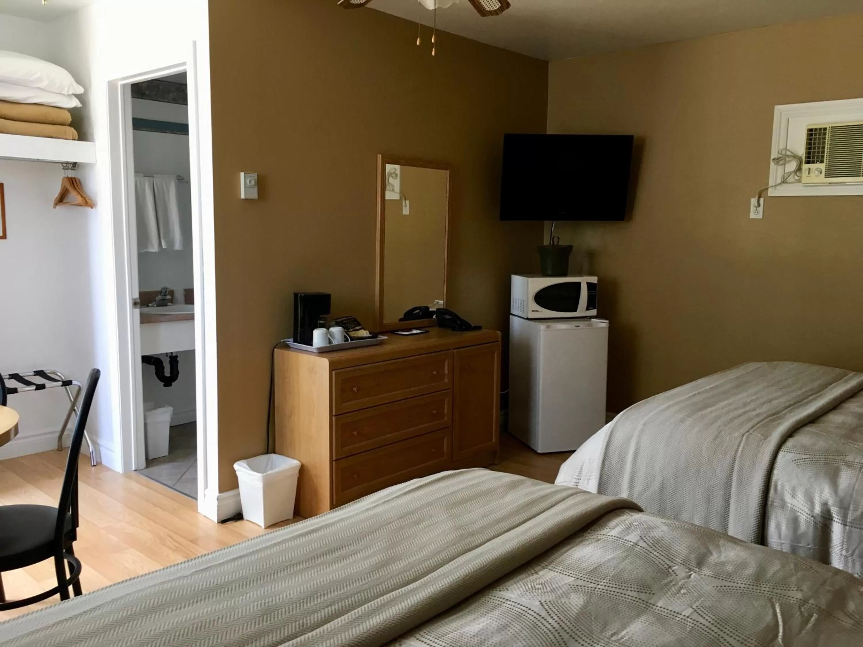 Photo of the whole room, TV/Entertainment Center in Motel Des Cascades