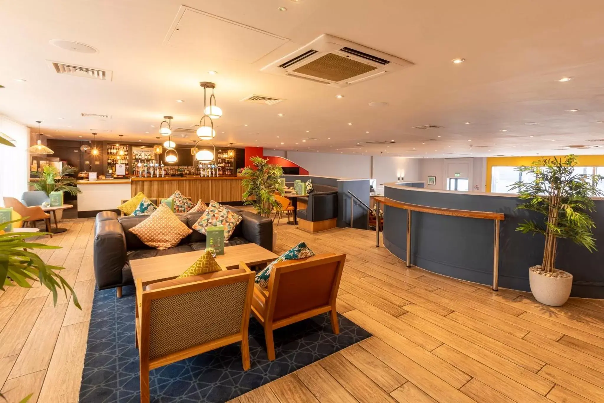 Lounge or bar, Lobby/Reception in Holiday Inn Cardiff City, an IHG Hotel