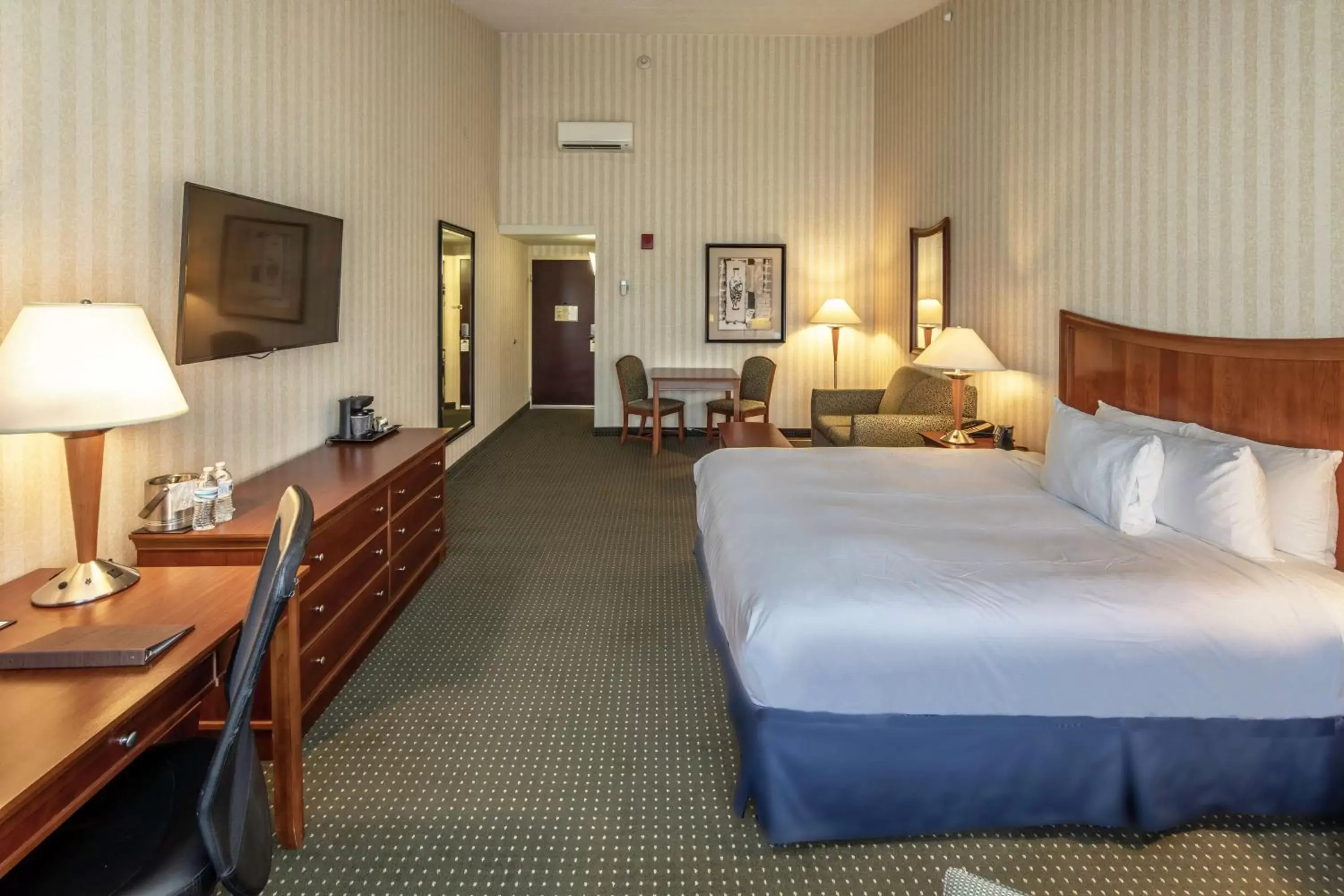 Bedroom, Bed in DoubleTree by Hilton Pittsburgh Monroeville Convention Center