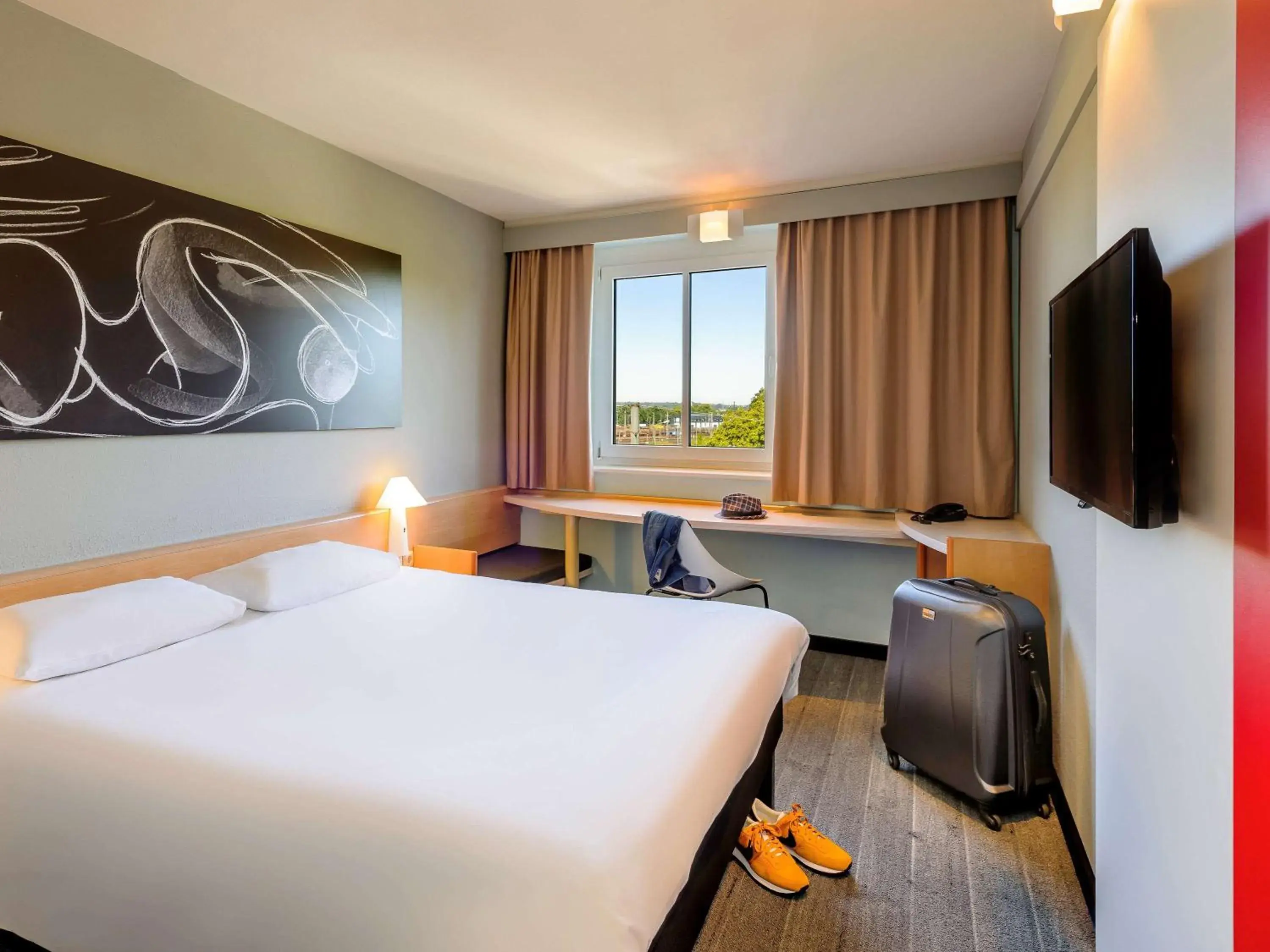 Photo of the whole room in ibis Augsburg Koenigsplatz