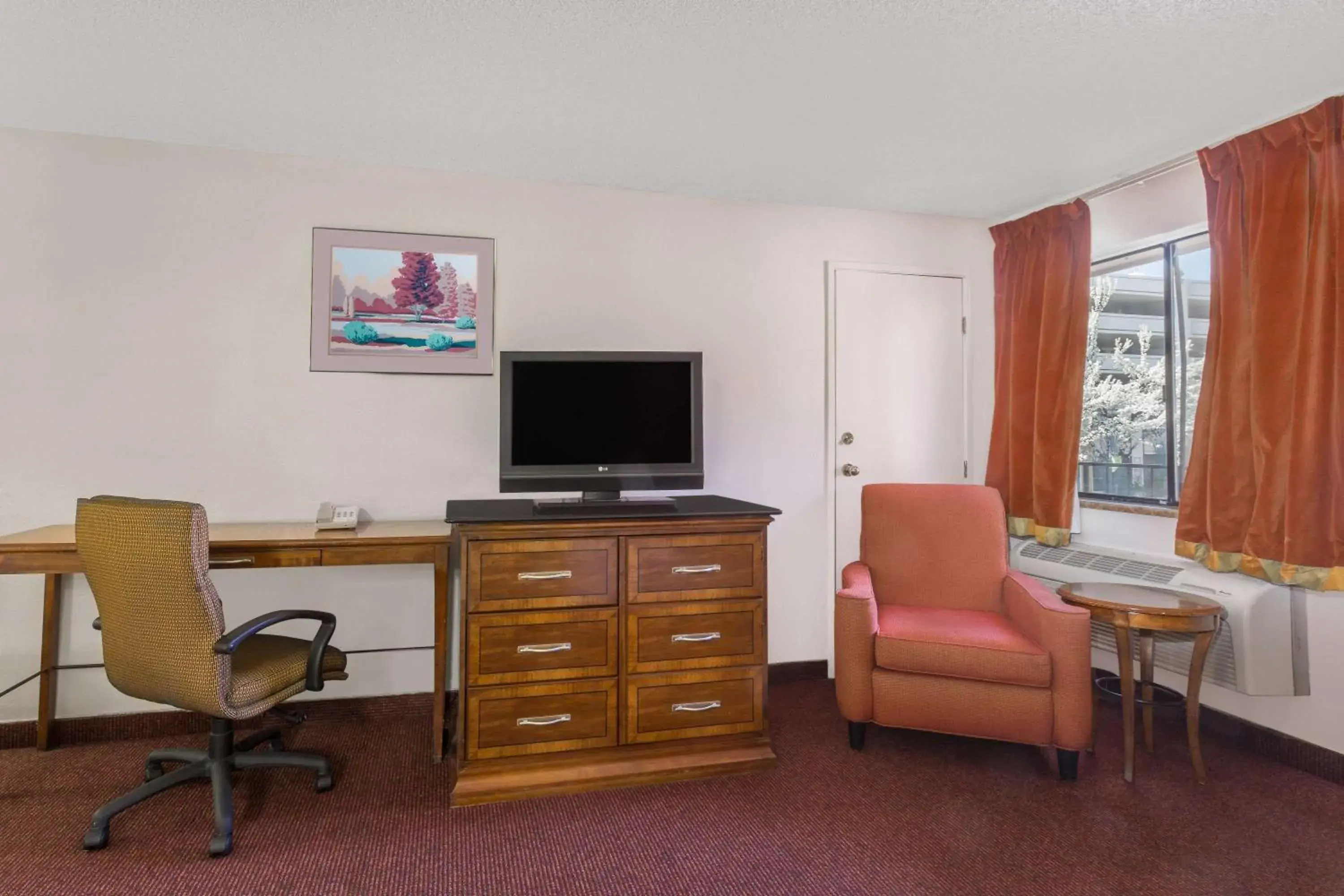 Photo of the whole room, TV/Entertainment Center in Travelodge by Wyndham Reno
