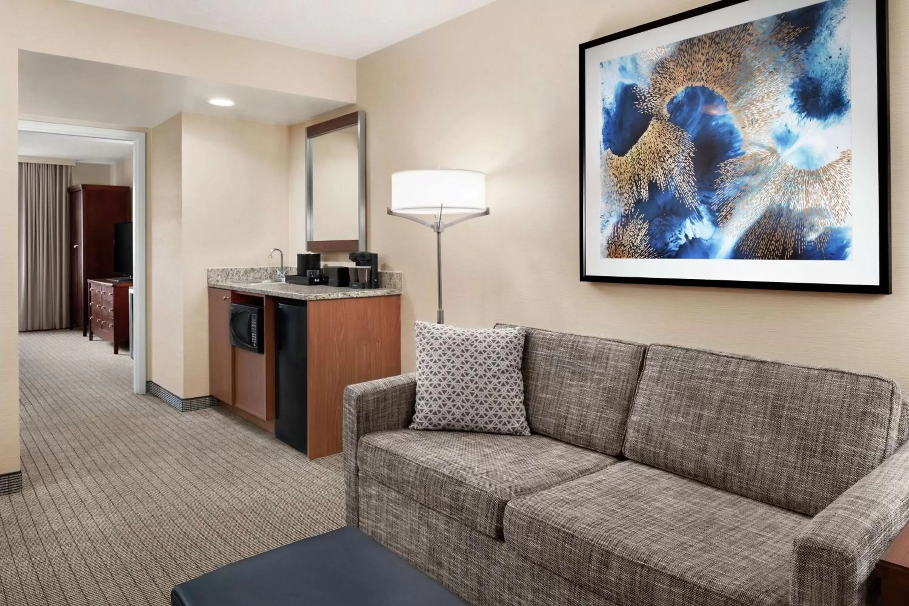 Living room, Seating Area in Embassy Suites Cincinnati - RiverCenter