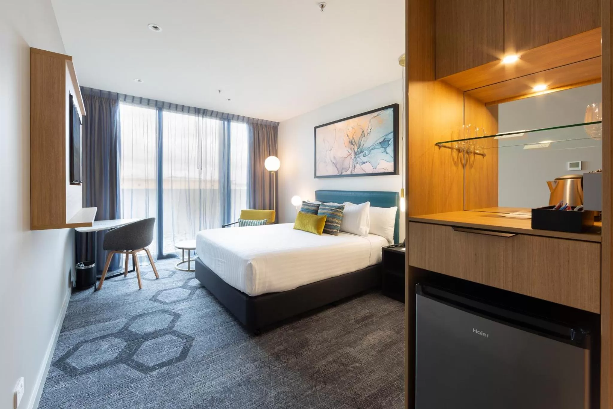 Standard Queen Room in Mercure Canberra Belconnen