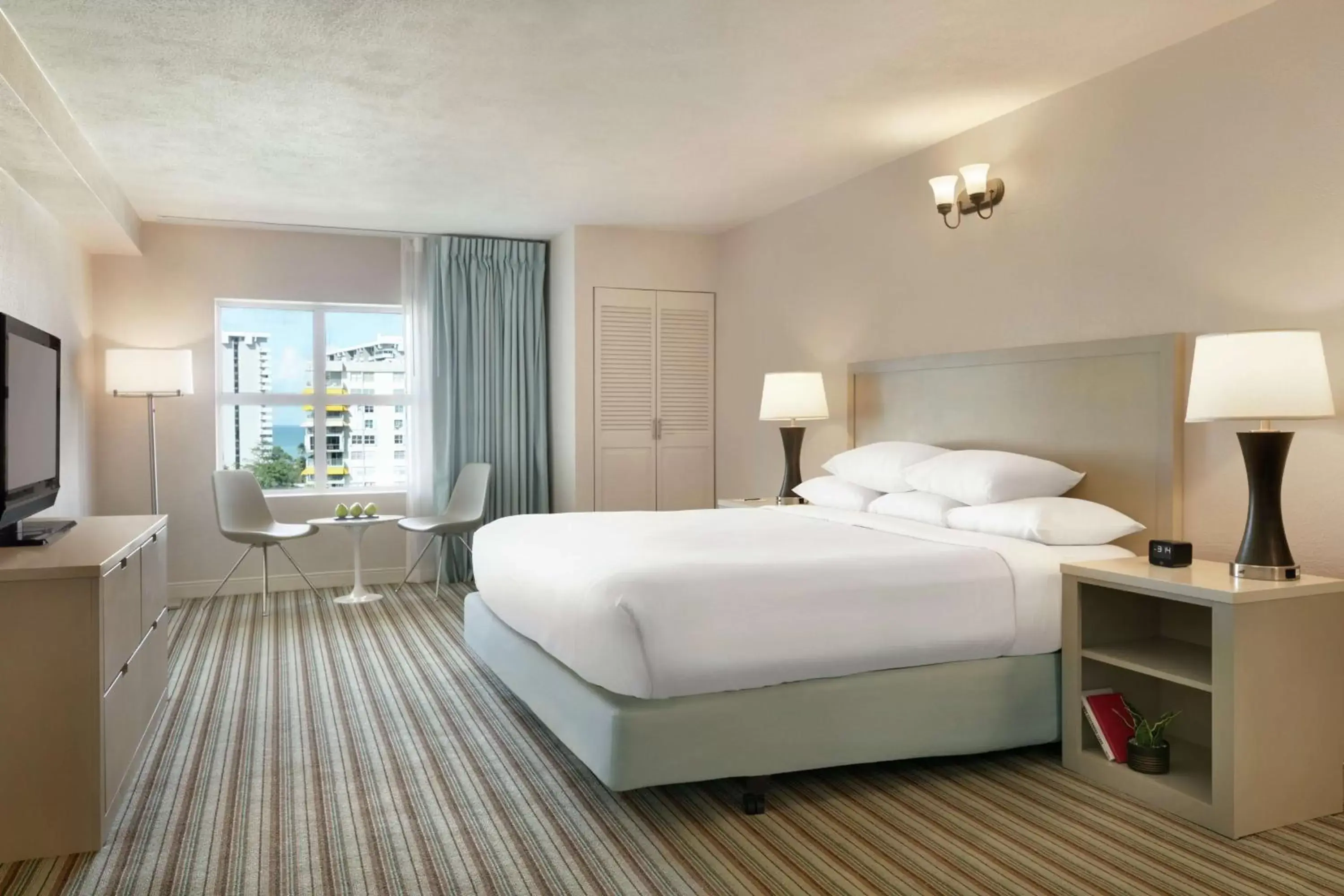 Bed in Embassy Suites by Hilton San Juan - Hotel & Casino
