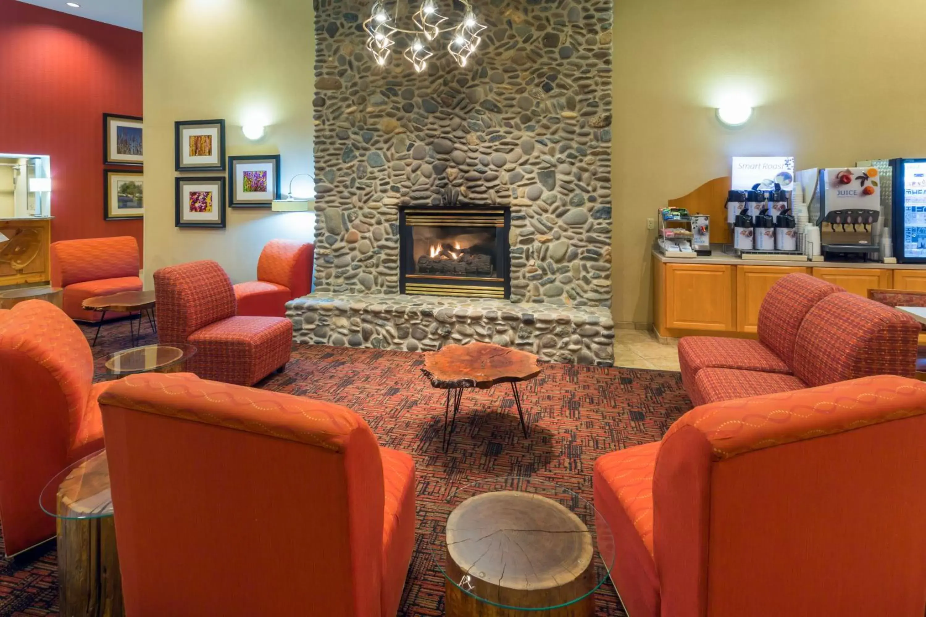Lobby or reception, Lounge/Bar in Holiday Inn Express Roseburg, an IHG Hotel