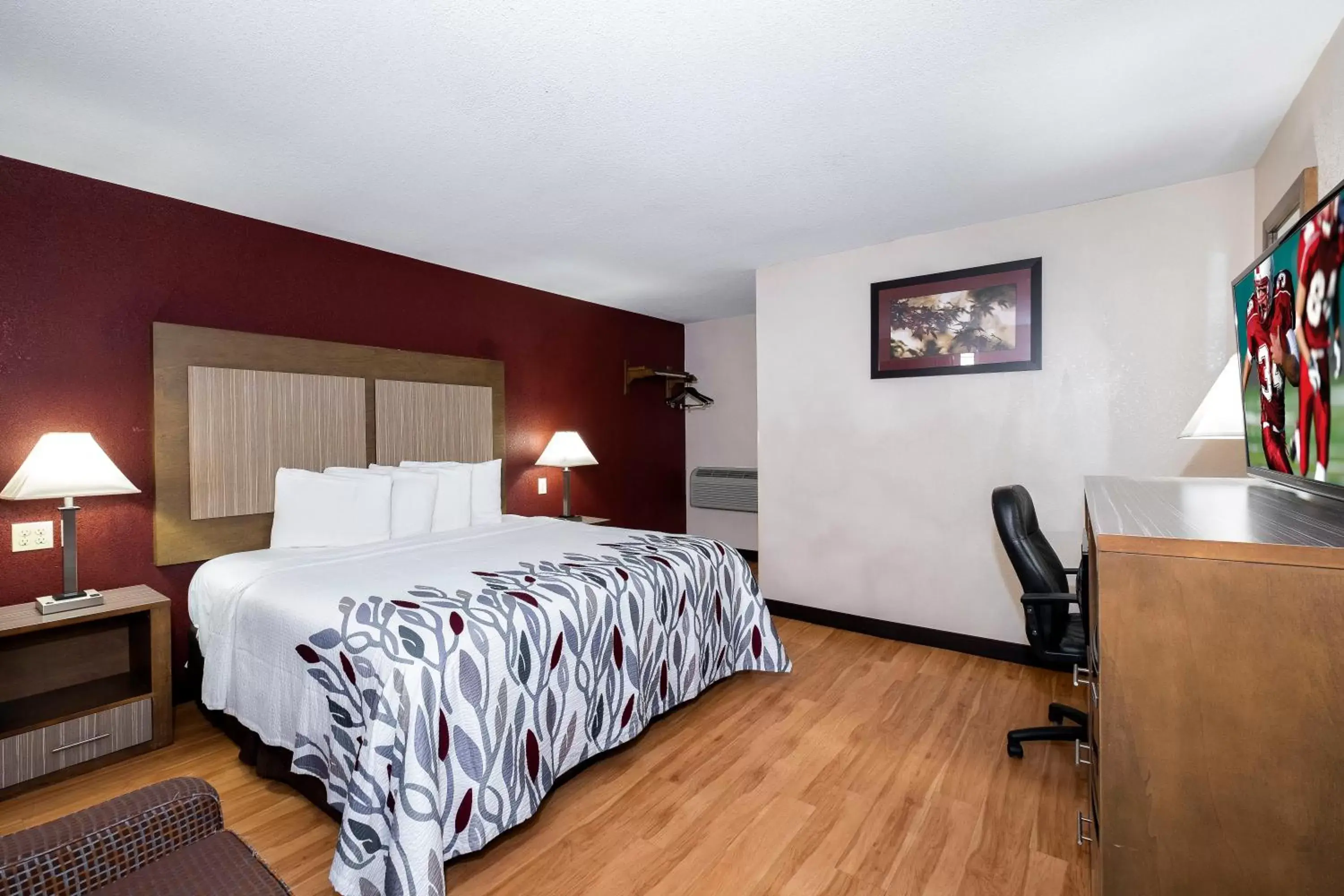 Bedroom, Bed in Red Roof Inn Neptune - Jersey Shore