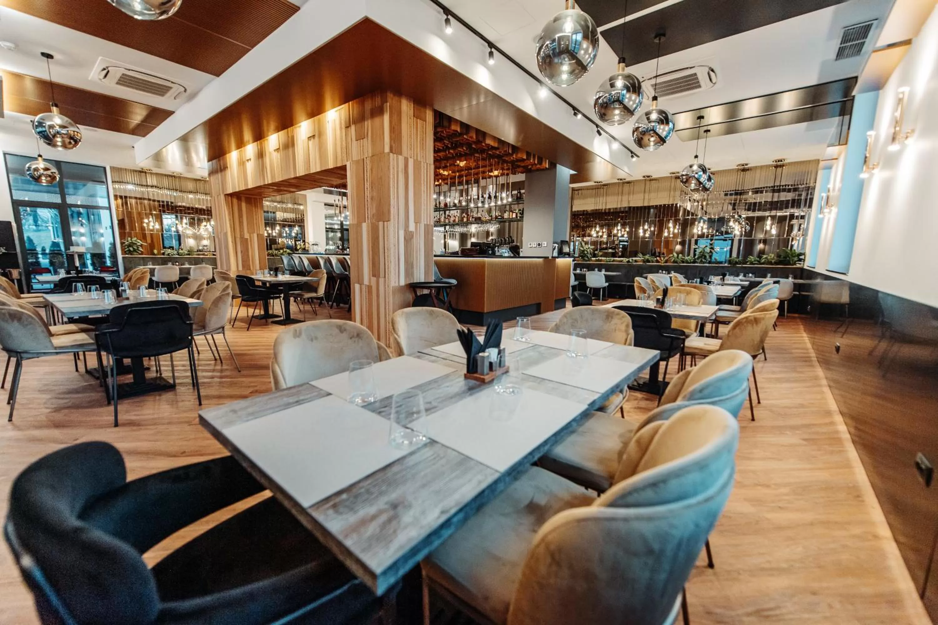 Restaurant/Places to Eat in Iza Hotel