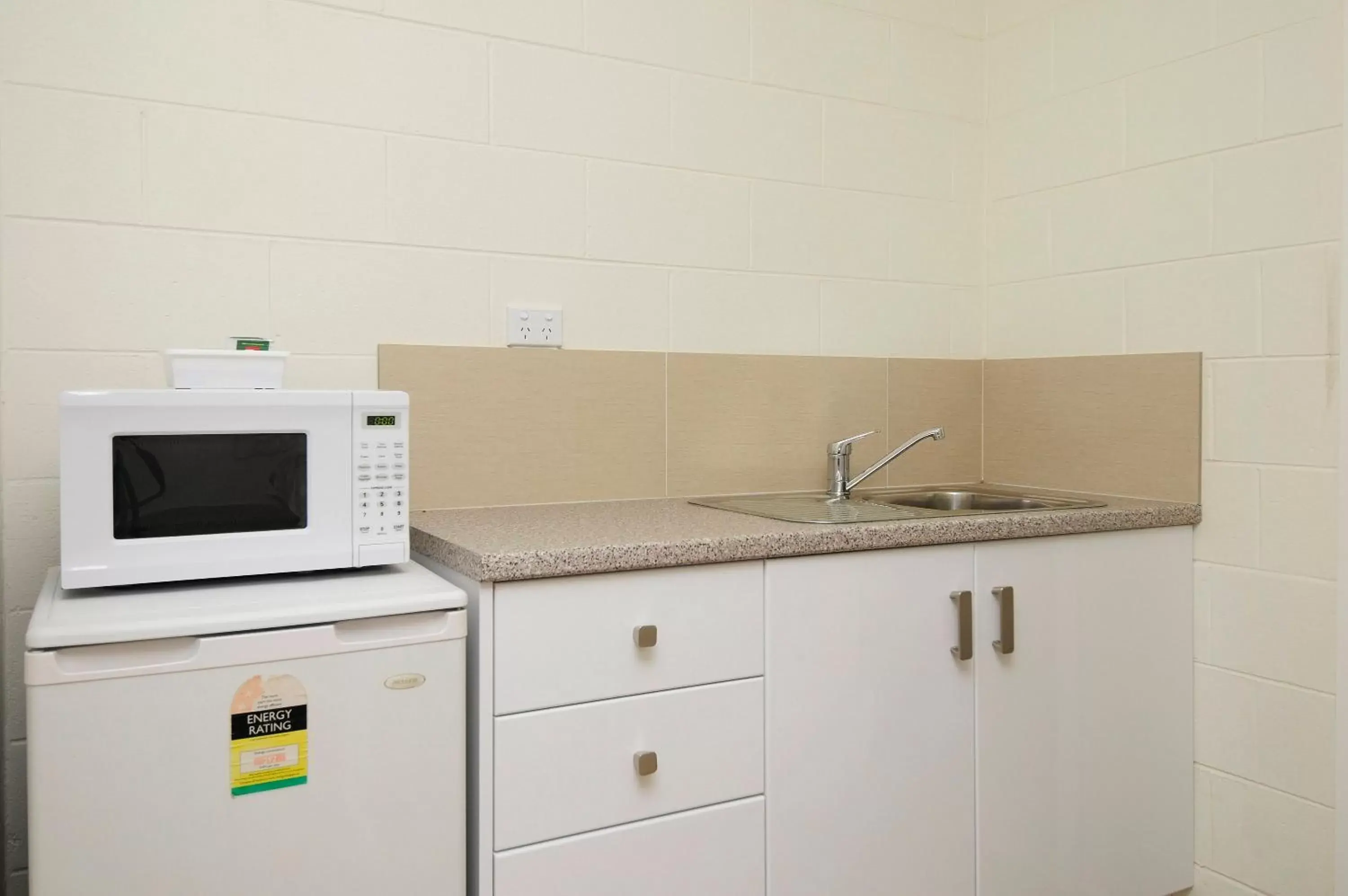 Kitchen or kitchenette, Kitchen/Kitchenette in Port Douglas Motel