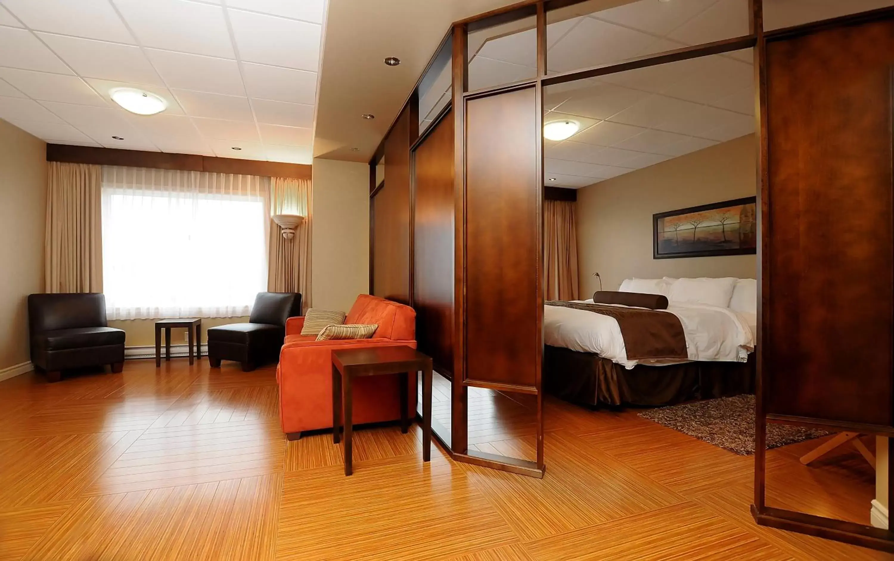Bedroom in Hotel & Suites Le Dauphin Drummondville