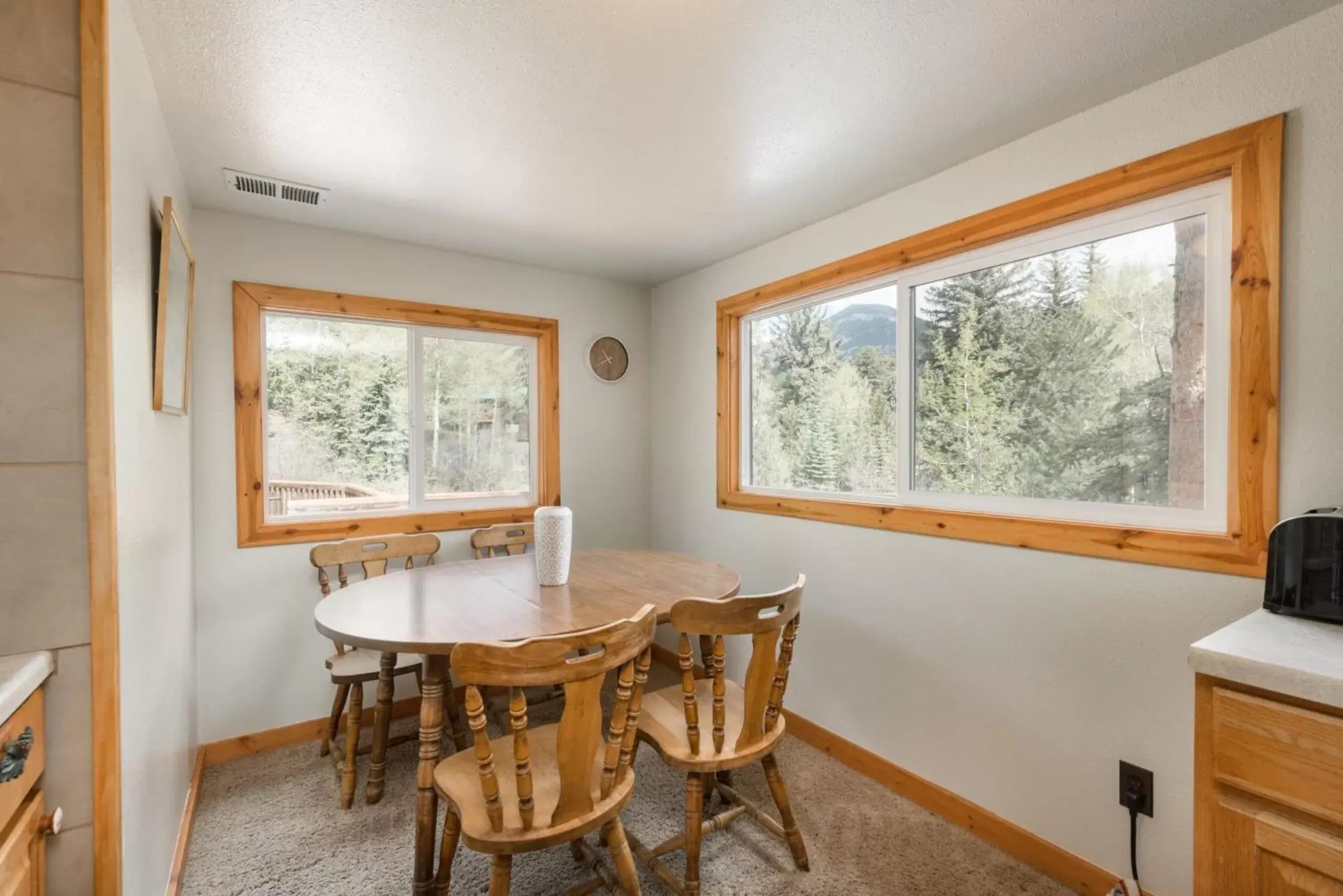 Dining Area in Ponderosa Lodge