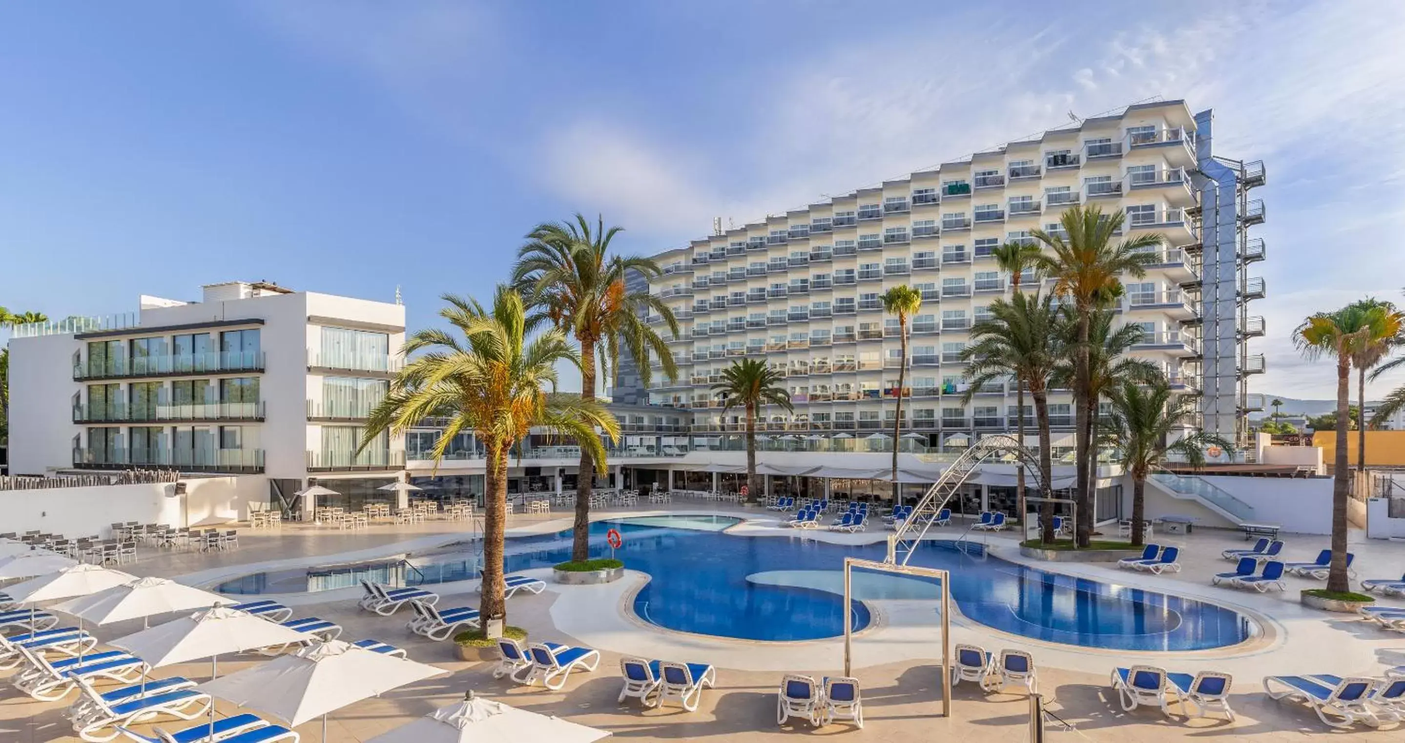 Facade/entrance, Swimming Pool in Hotel Samos