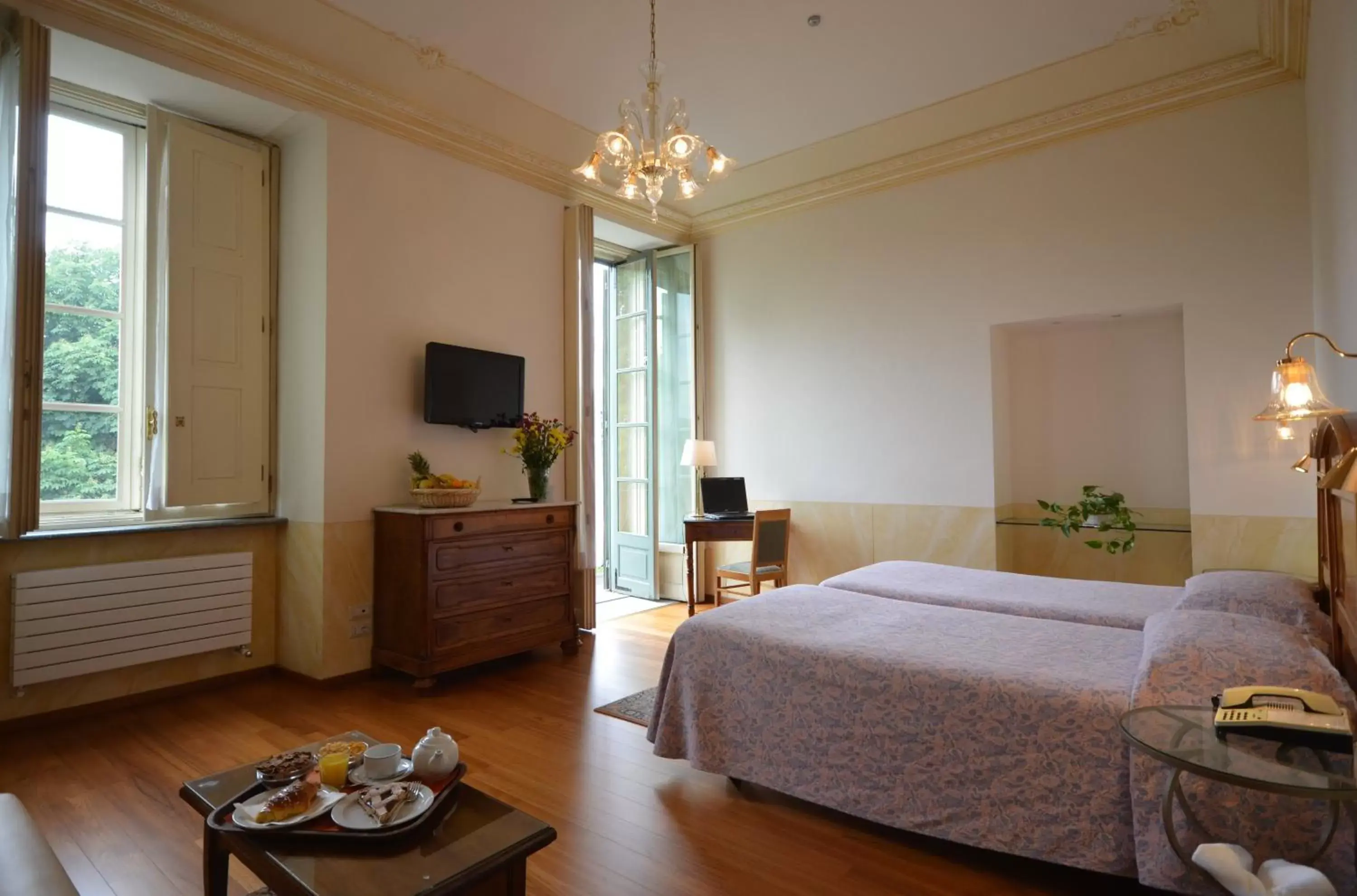 TV and multimedia, Bed in Hotel Roma e Rocca Cavour