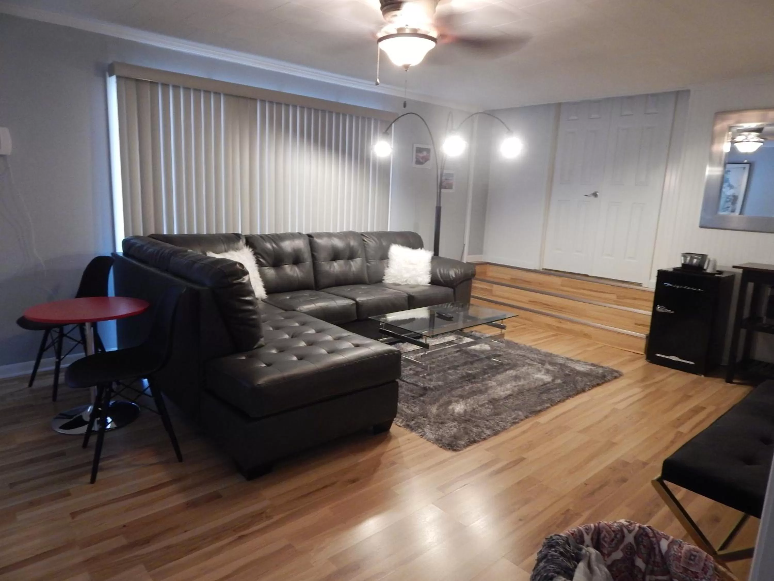 Living room in Sunset Motel