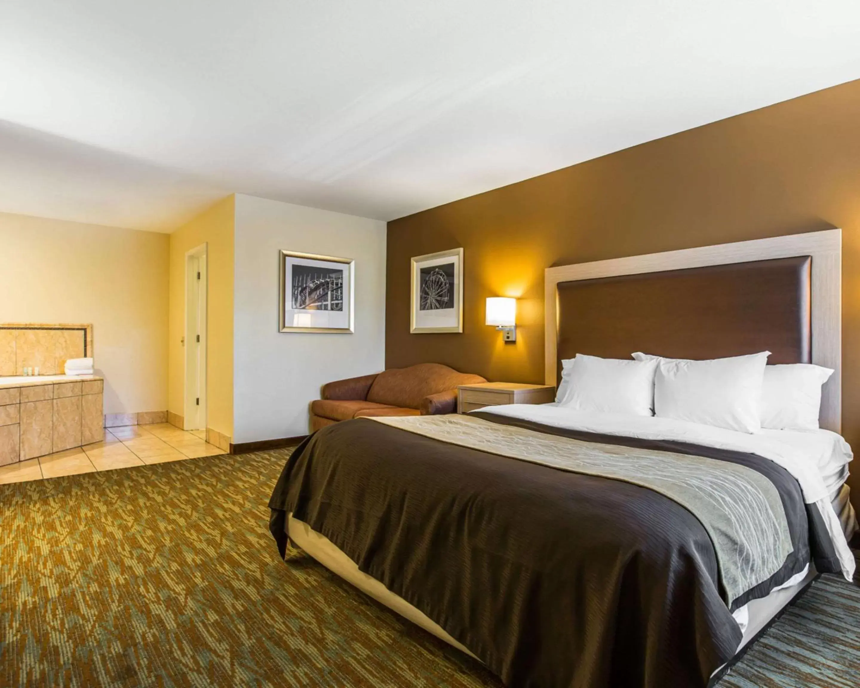 Photo of the whole room, Bed in Comfort Inn Boardwalk