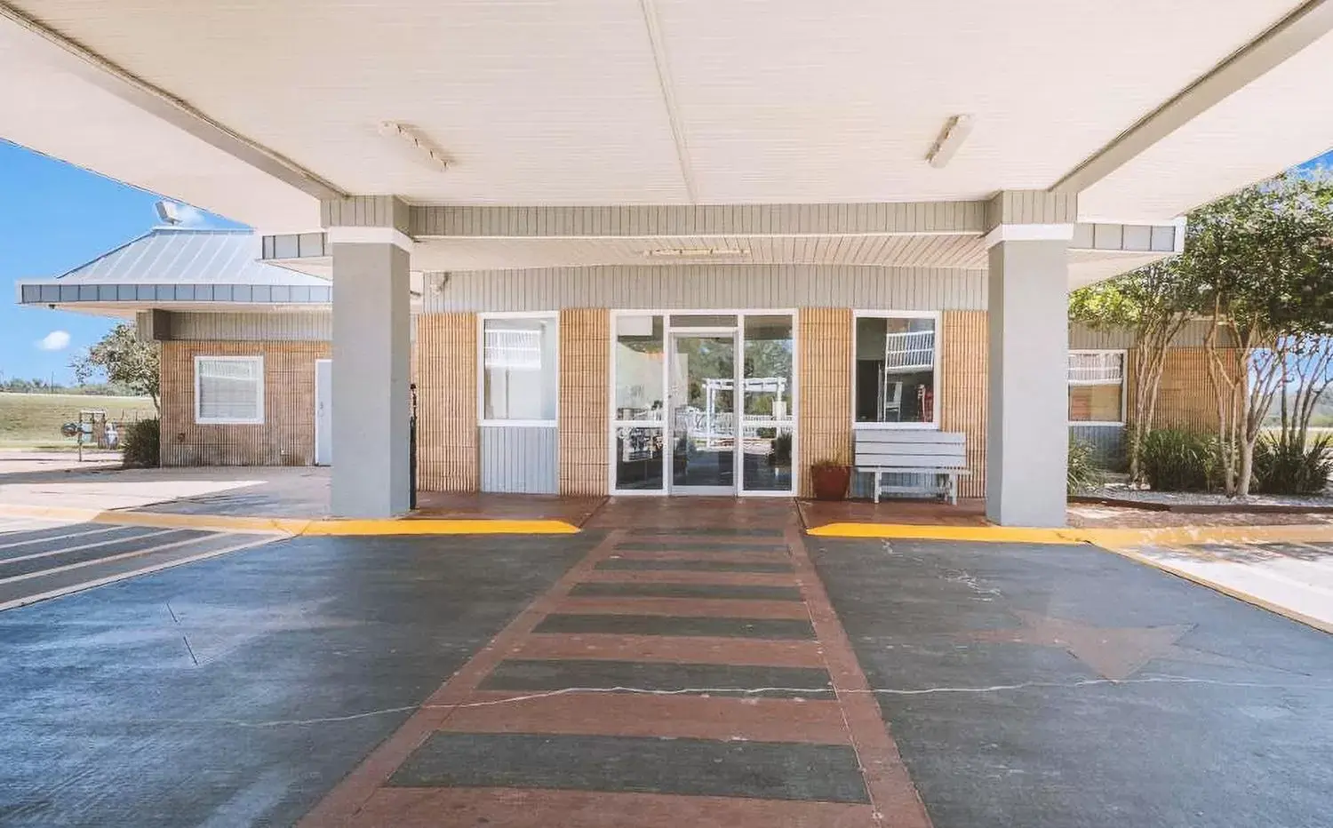 Property building in Sky Palace Inn & Suites By Jasper Beeville Property building in Sky Palace Inn & Suites By Jasper Beeville