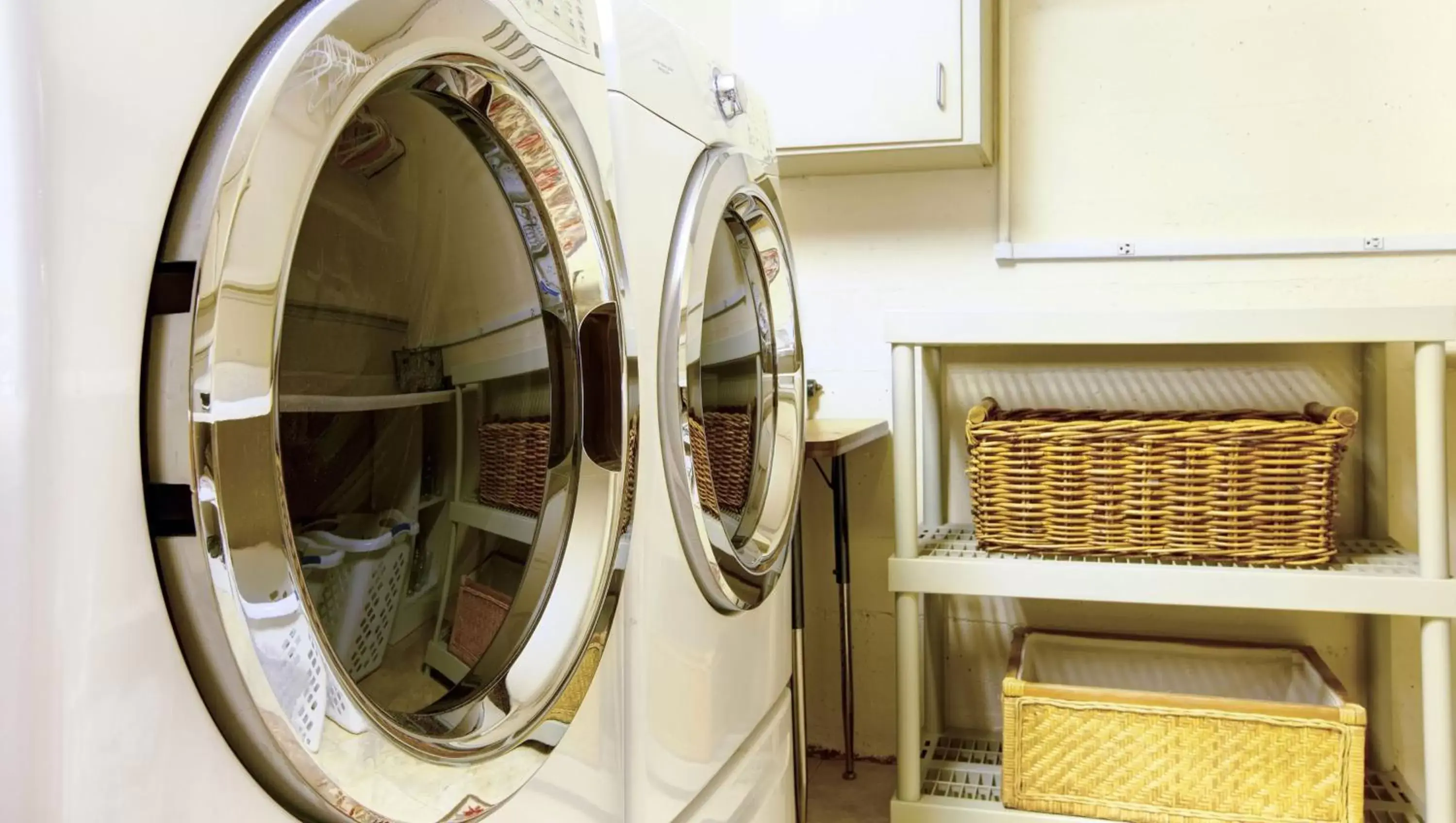 laundry in Wingate by Wyndham Humble/Houston Intercontinental Airport