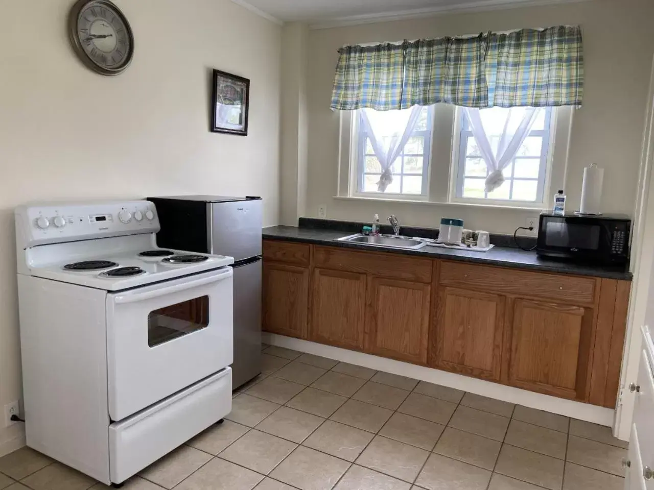 Kitchen/Kitchenette in The Whitetail Inn and Suites- Lincoln