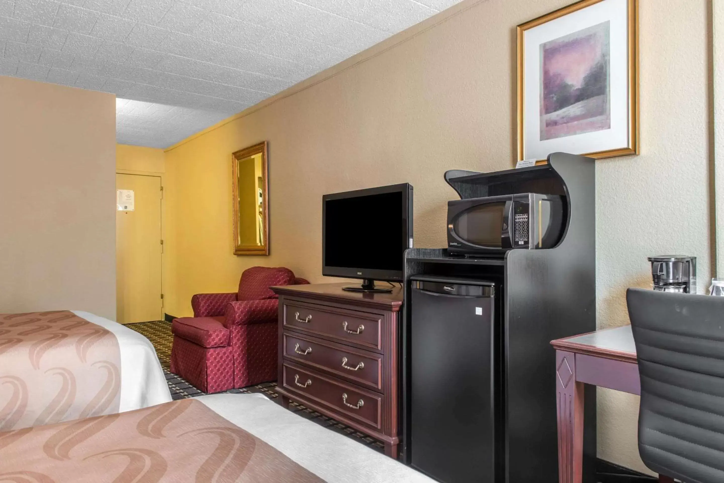 Photo of the whole room, TV/Entertainment Center in Quality Inn New Kensington