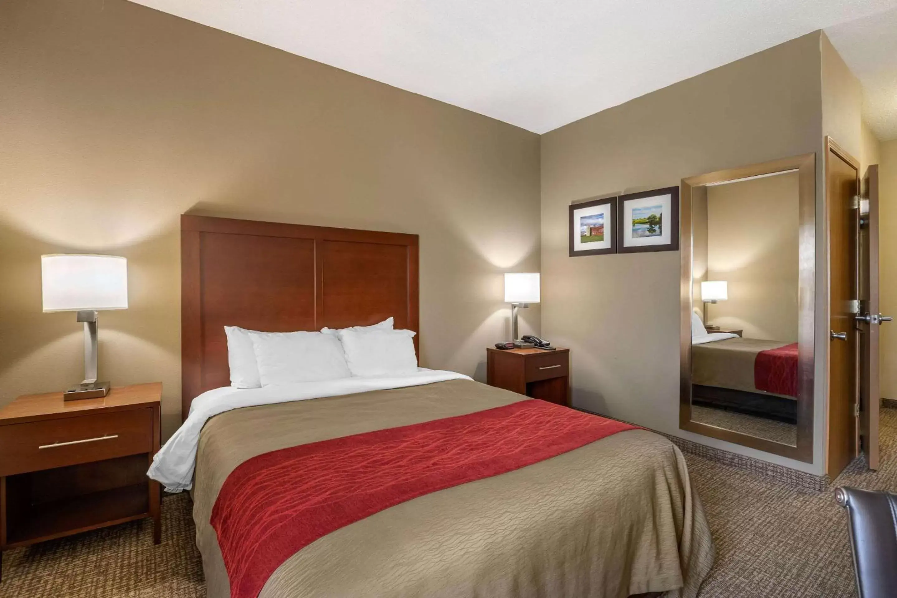 Photo of the whole room, Bed in Comfort Inn Walcott near Davenport