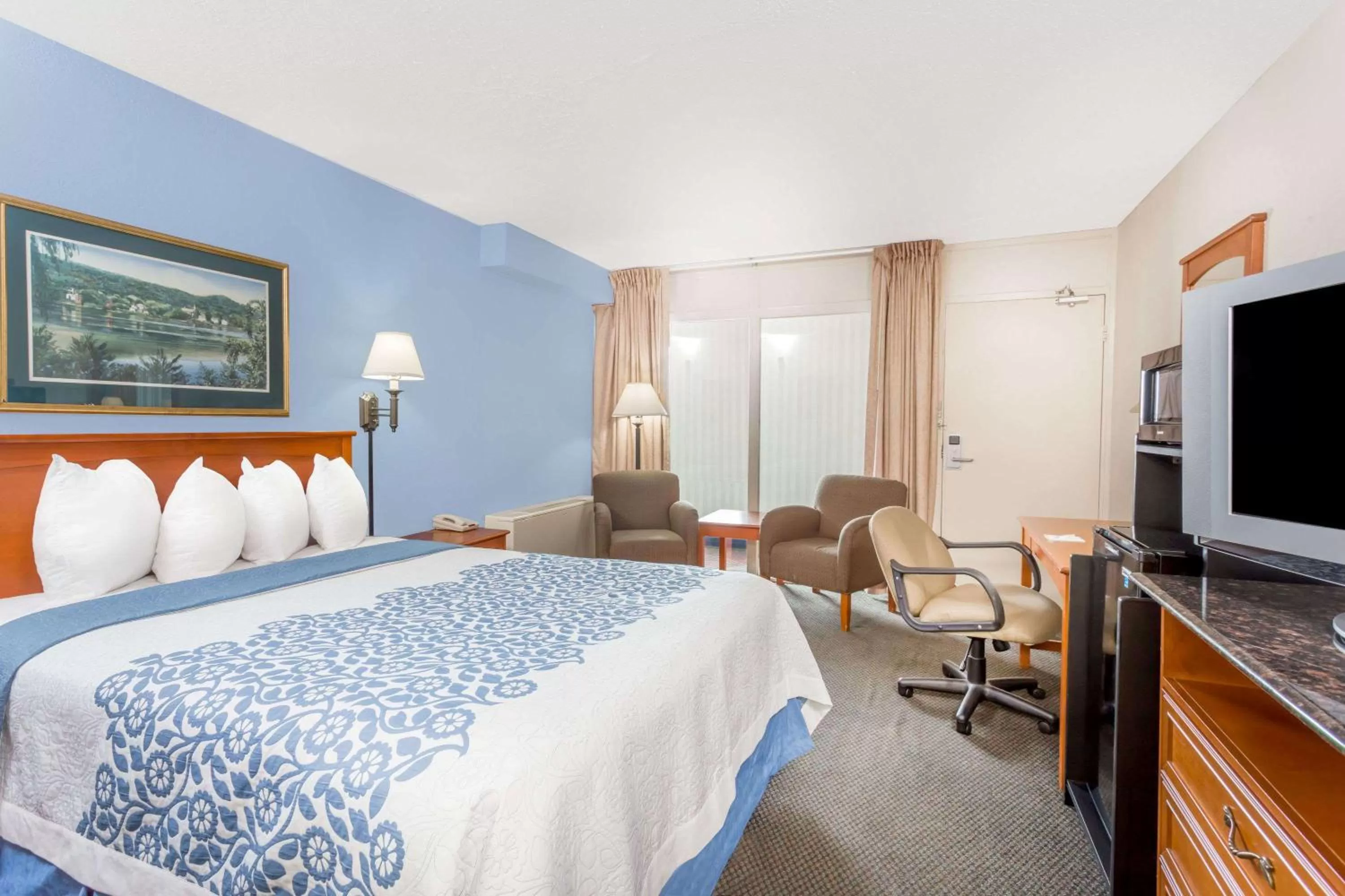 Photo of the whole room, Bed in Days Inn by Wyndham Cedar Falls- University Plaza